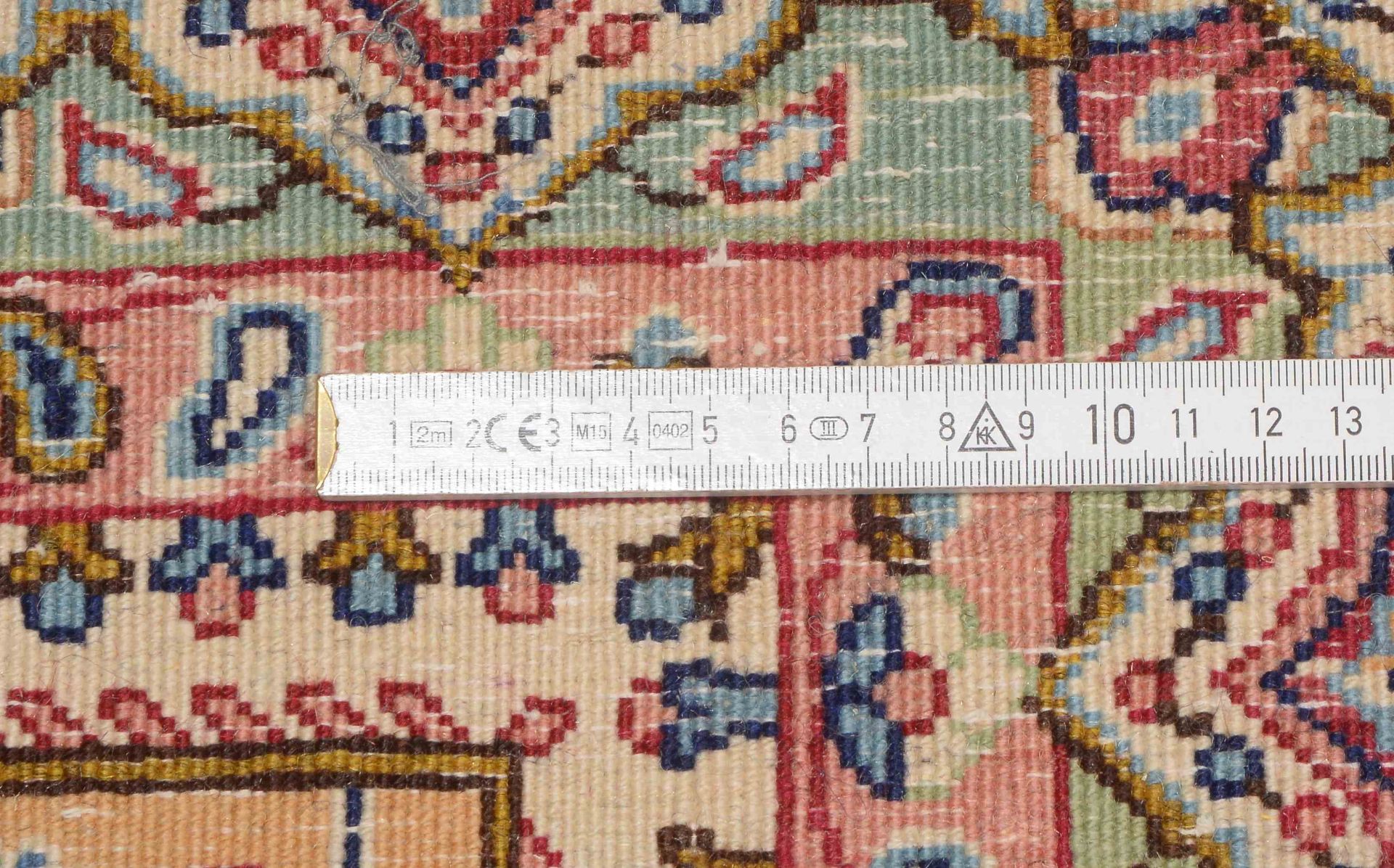 Orientteppich, hellgrundig; Ma&szlig;e 212 x 138 cm (mit leichten Gebrauchsspuren) - Image 2 of 2
