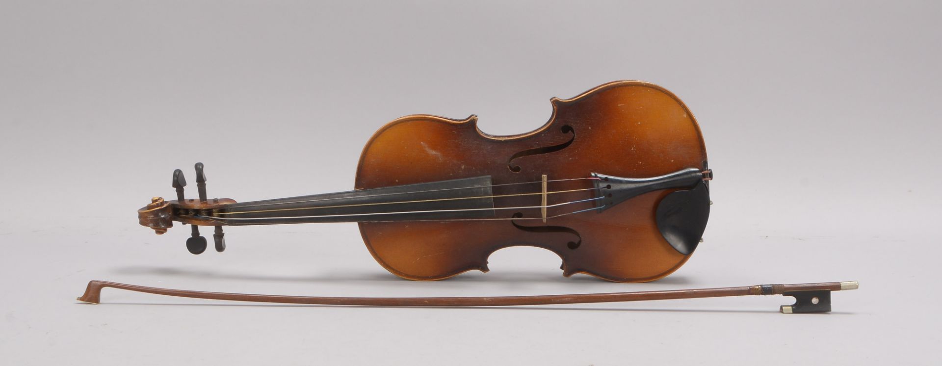 Alte Geige - ohne Bespannung, mit Bogen, im Koffer; L&auml;nge 60 cm (mit Gebrauchsspuren)
