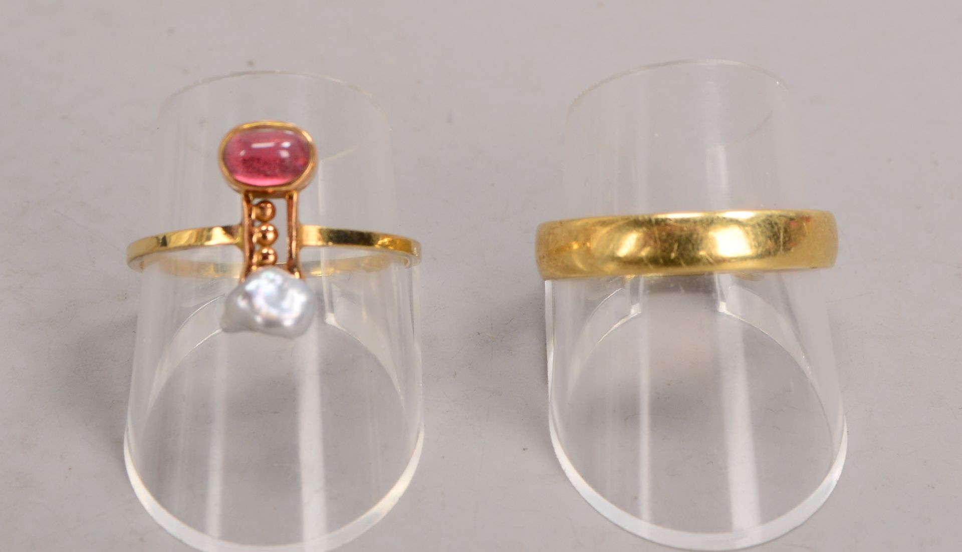 2 Ringe, 585 GG (gestempelt), verschiedene Ausf&uuml;hrungen: Ring mit Schmucksteinbesatz, und Eheri - Image 2 of 2