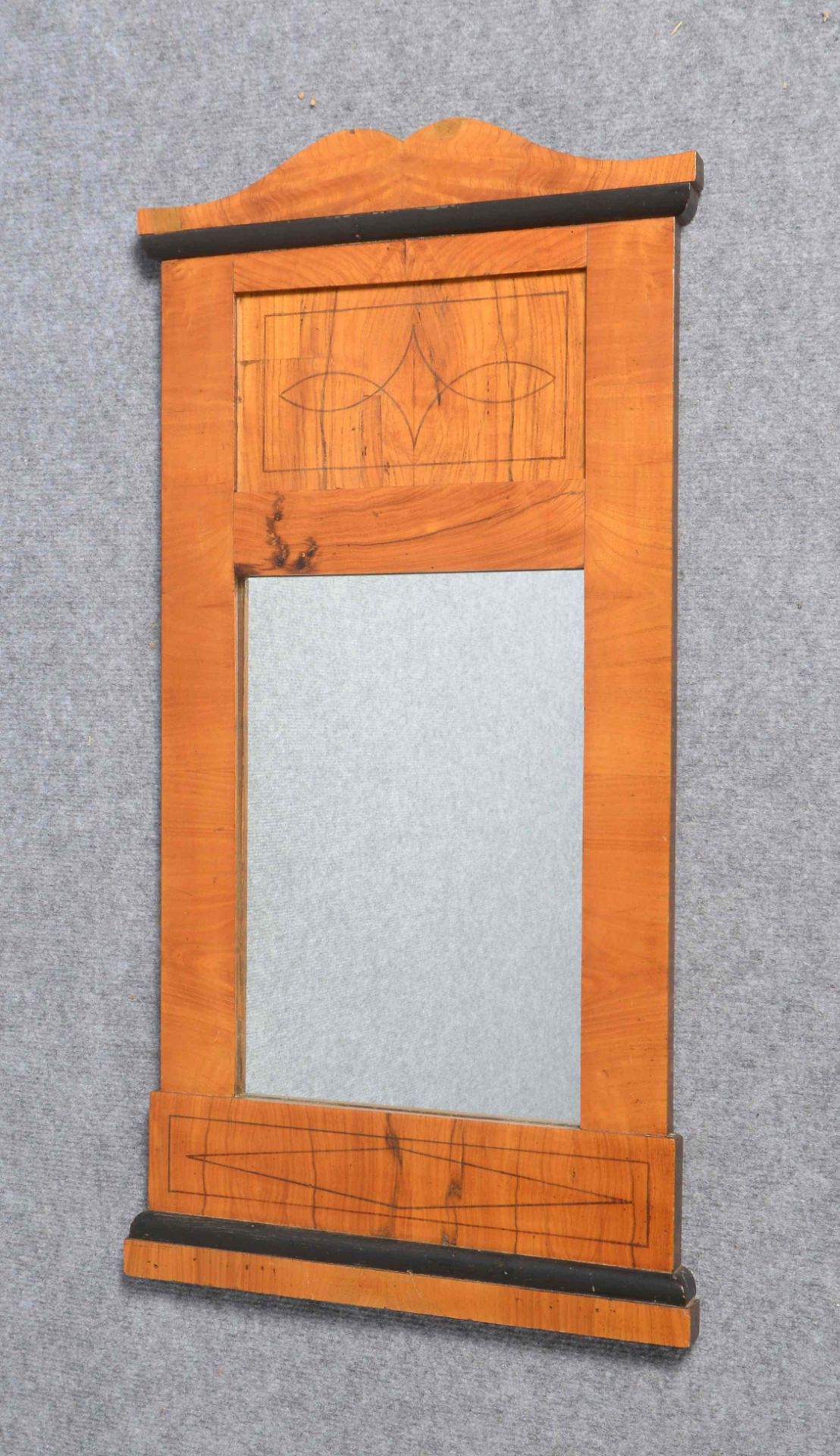 Biedermeier-Wandspiegel, Kirschbaum - Spiegel wohl ersetzt; Ma&szlig;e 75 x 39 cm