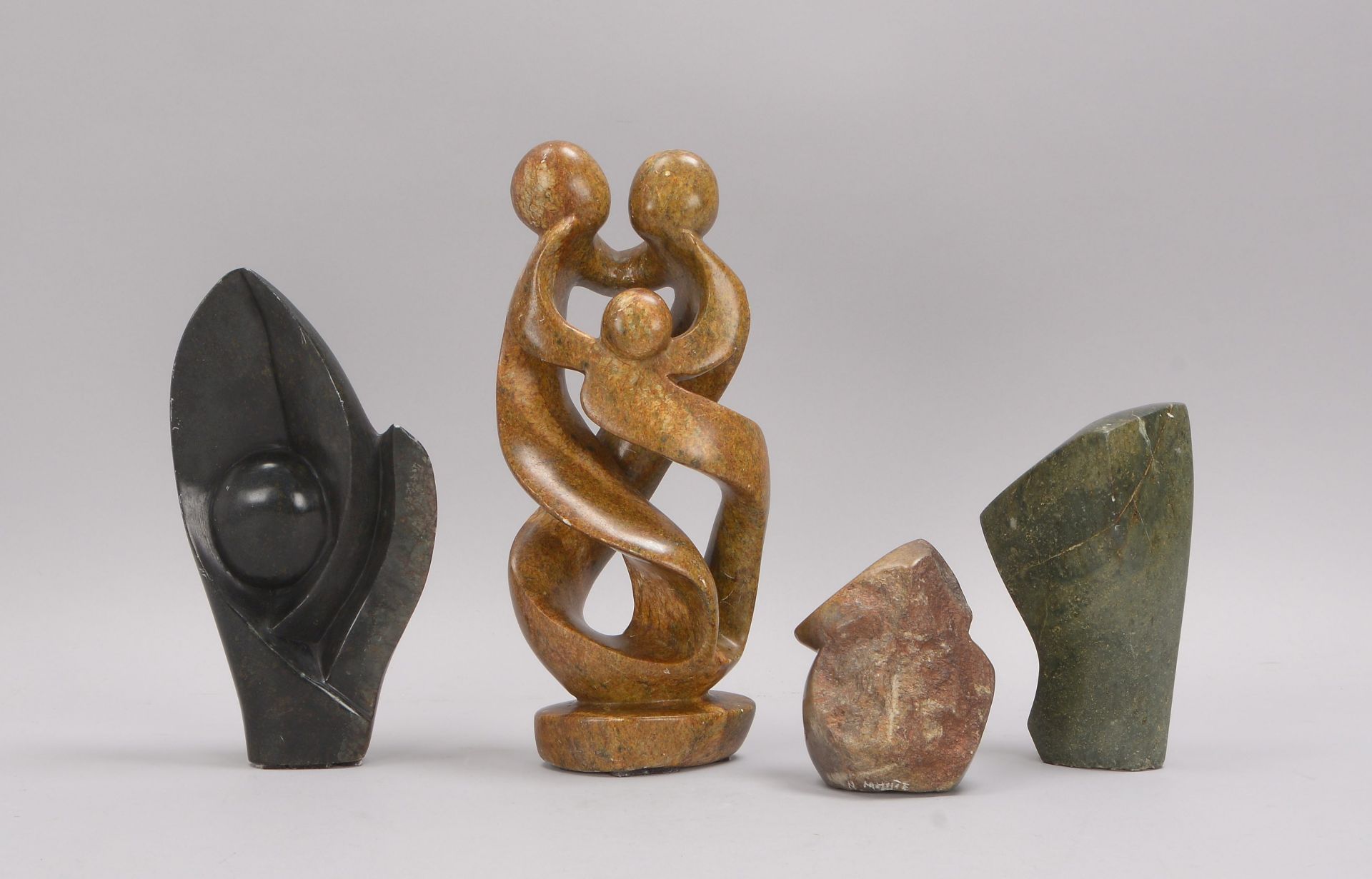 Kleines Skulpturen-Konvolut (Afrika), Serpentin, verschiedene Ausf&uuml;hrungen, 4 Figuren/teils sig