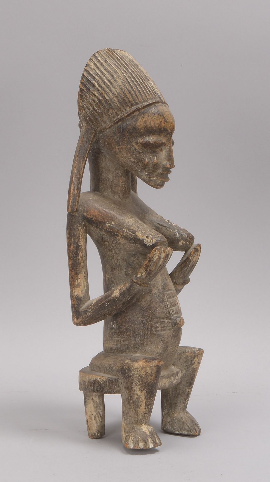 Holzfigur (wohl Kamerun/Afrika), 'Sitzende' (mit vor der Brust gehaltenen Händen dargestellt) - Bild 2 aus 2