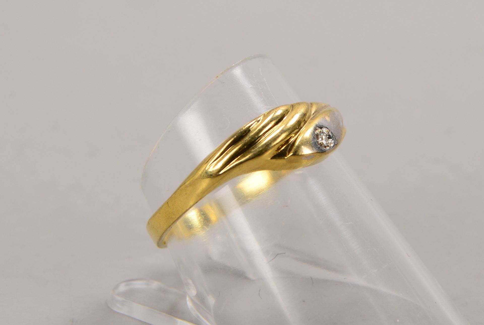 Ring, 333 GG/WG (gestempelt), besetzt mit einzelnem Diamant; RG 56, Gewicht 1,40 g - Bild 2 aus 2