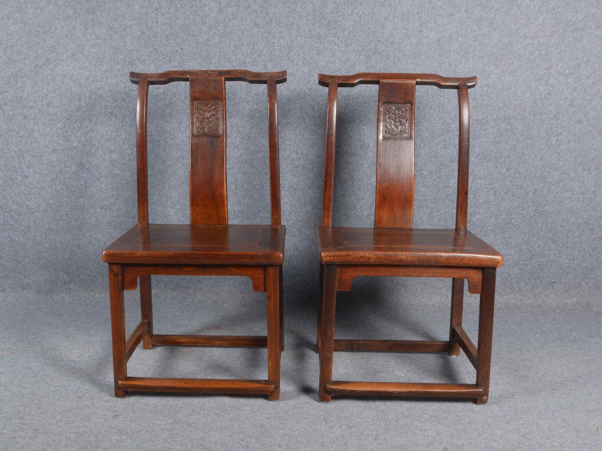 Paar Stühle (China), sogenannte 'Yoke Back'-Stühle, Ulmenholz; Lehnhöhe 95 cm, Sitzhöhe 45 cm