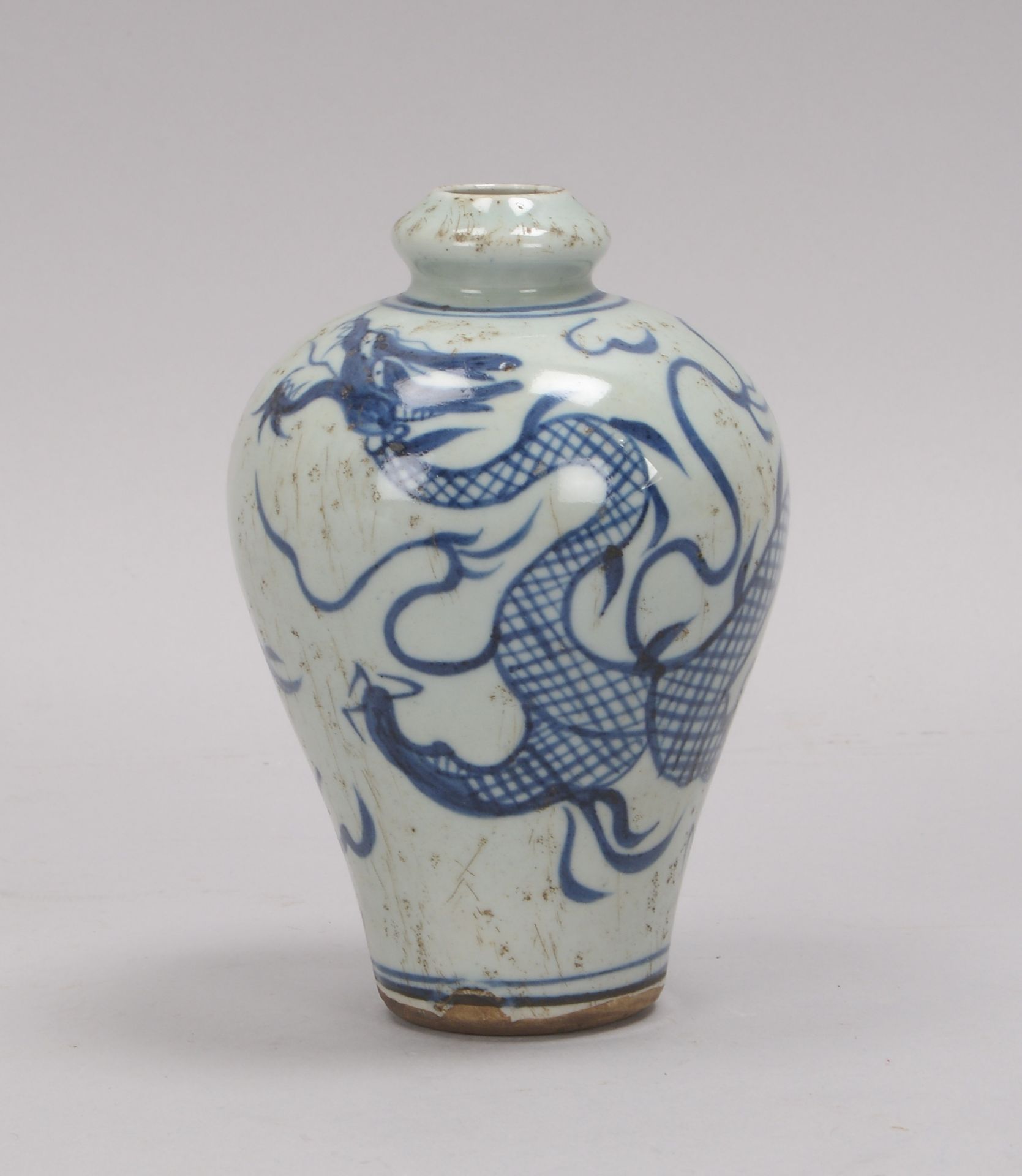 Medizinflasche (China, 19. Jahrhundert), Steinzeug glasiert, Dekor 'Blauer Drache'; Höhe 14 cm