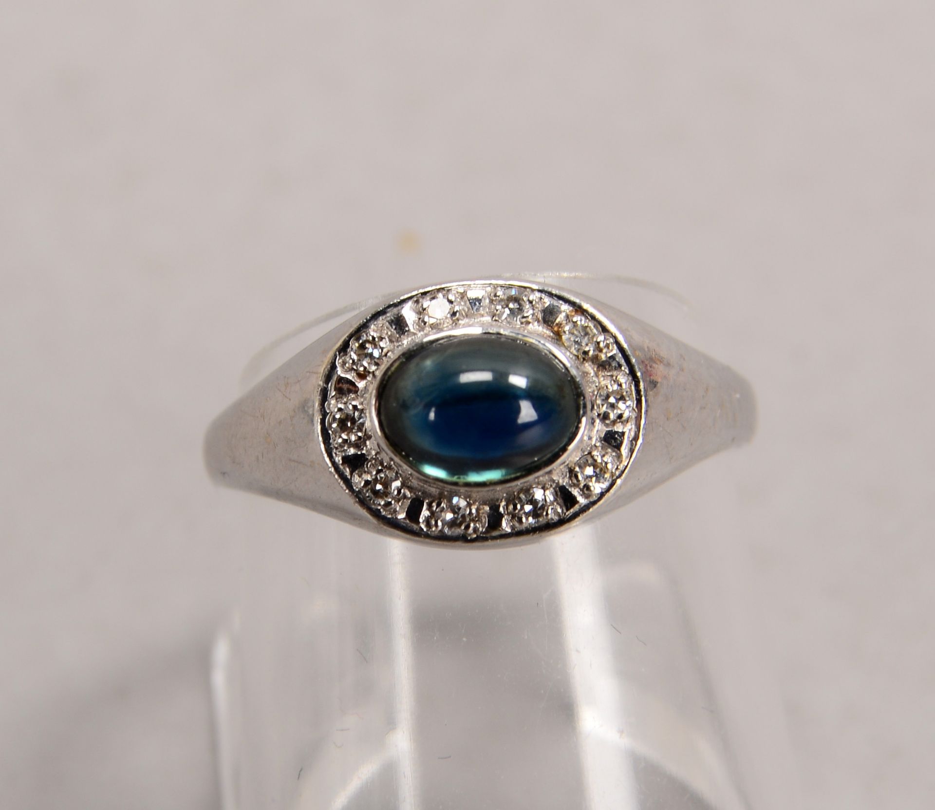 Ring, 585 WG (gestempelt), besetzt mit einzelnem Saphir(?), Stein im Cabochonschliff, und Diamanten - Image 2 of 2