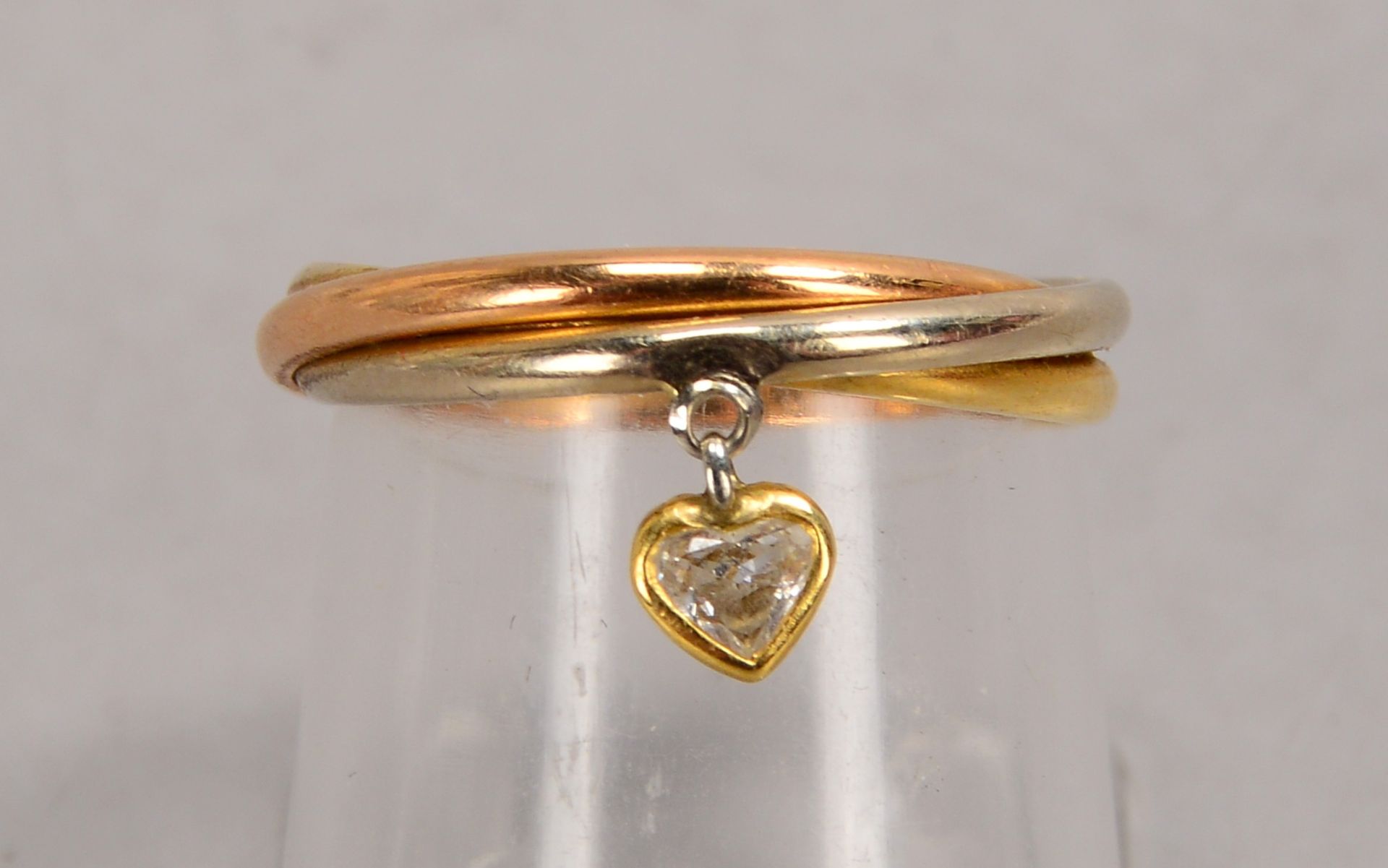 Ring, 750 Gold/Tricolor, aus 3x ineinander verschlungenen Ringen, besetzt mit kl. Diamant, &#039;Her - Image 2 of 2