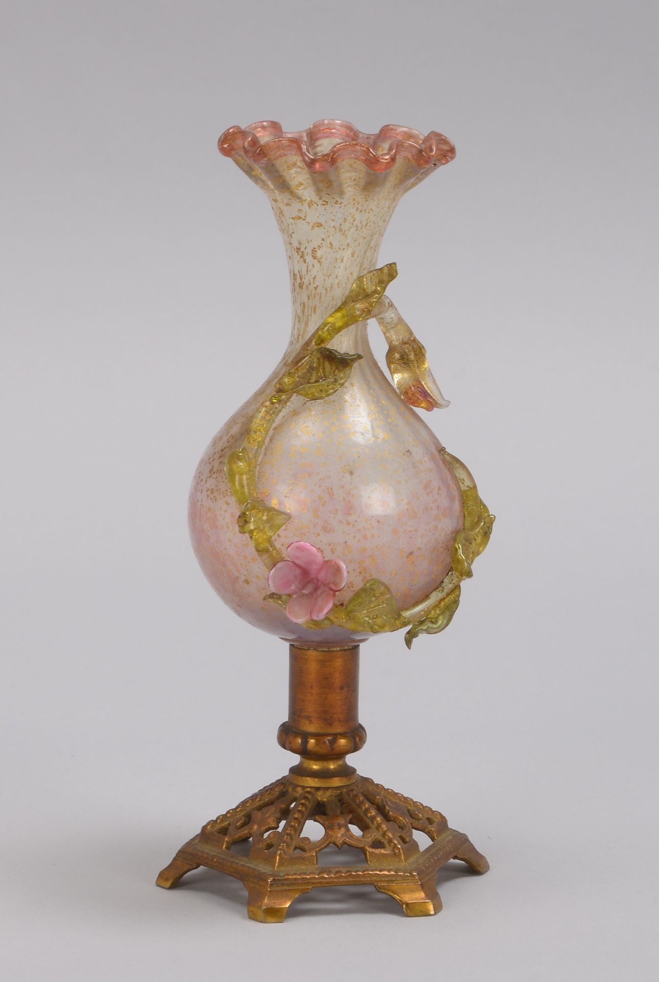 Ziervase (Venedig), Glas, bauchige Form, M&uuml;ndung mit ausgestelltem Wellenrand, mit Goldflitter