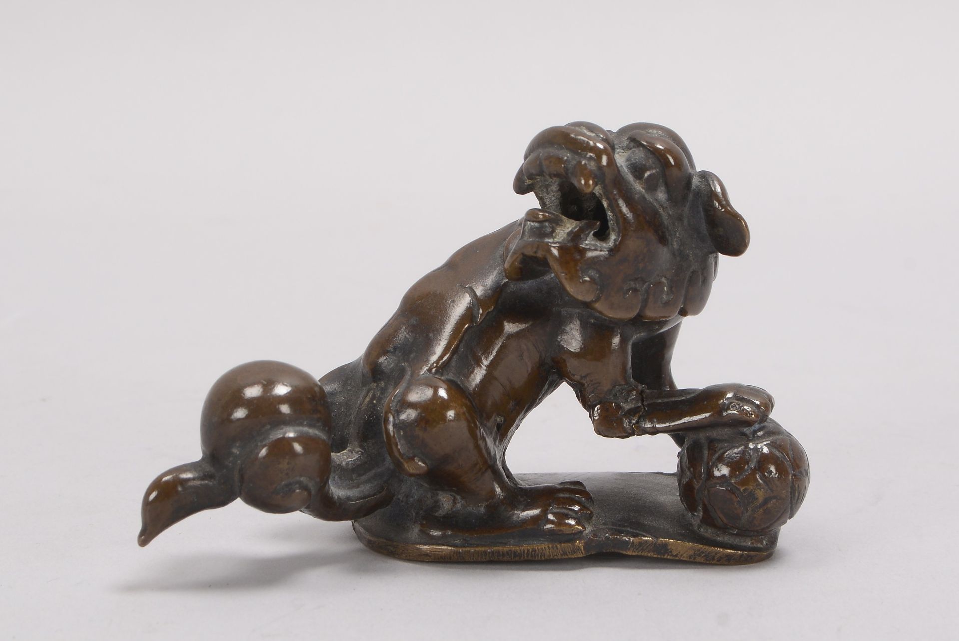 Bronzefigur (China), antik, figürliche Darstellung, 'Fu Hund', Figur mit Alterspatina; Höhe 7 cm