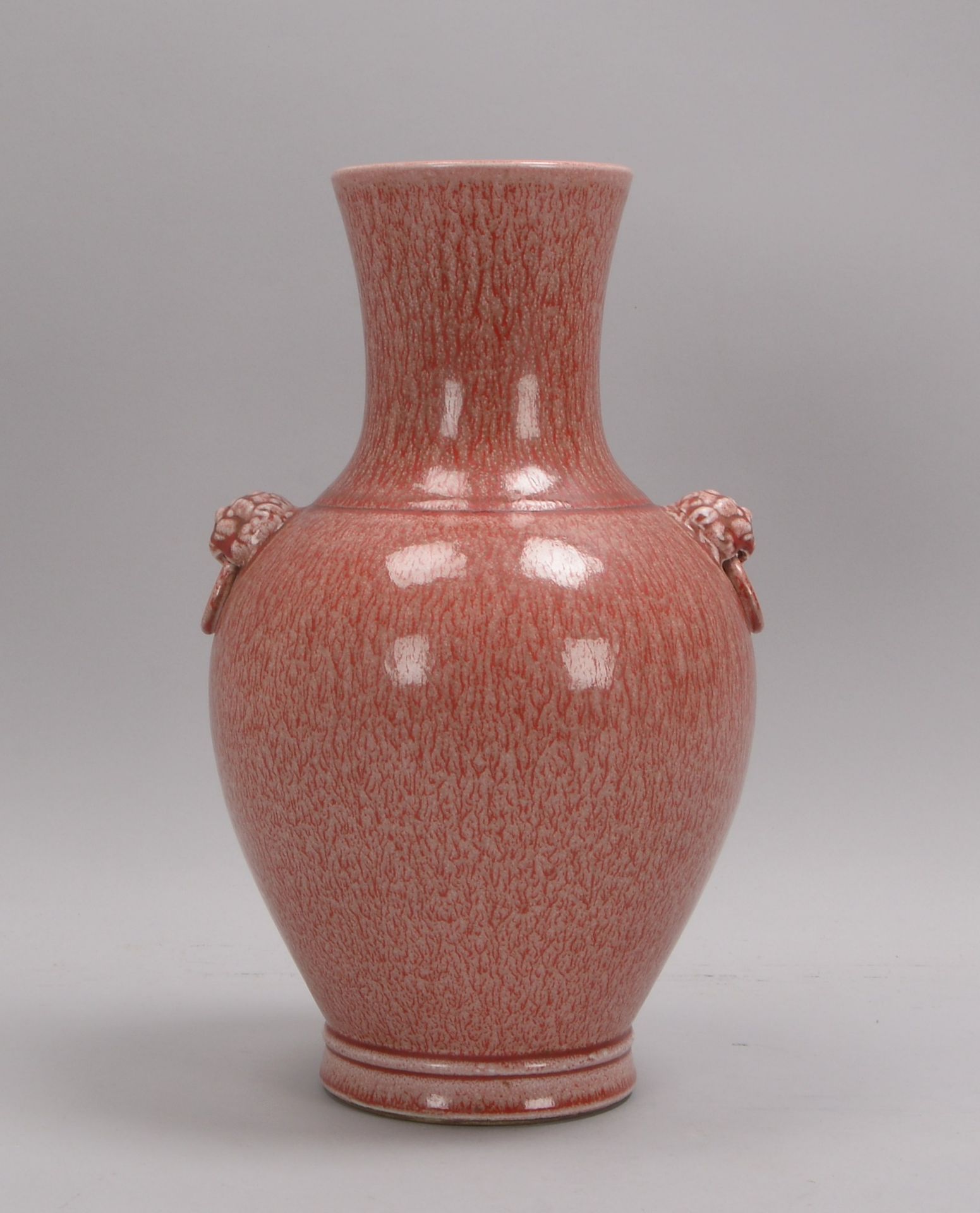 Vase (China), Korpus rot meliert, mit figürlichem Henkel, 'Löwenkopf'; Höhe 37 cm