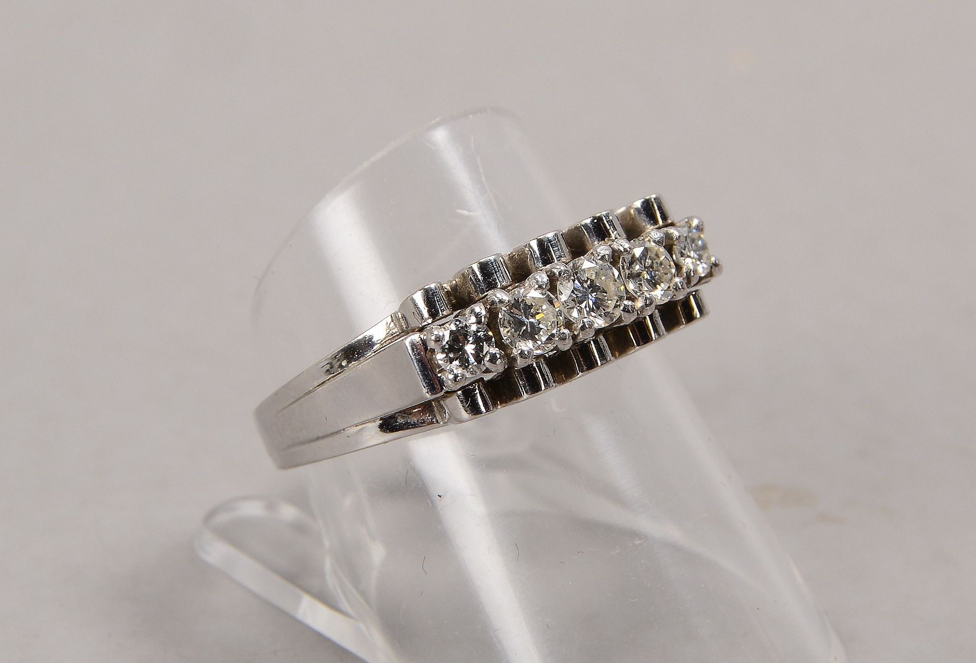 Ring, 585 WG (geprüft), mit 5-fachem Brillantbesatz/zusammen ca. 0,50 ct, beidseitig verlaufend