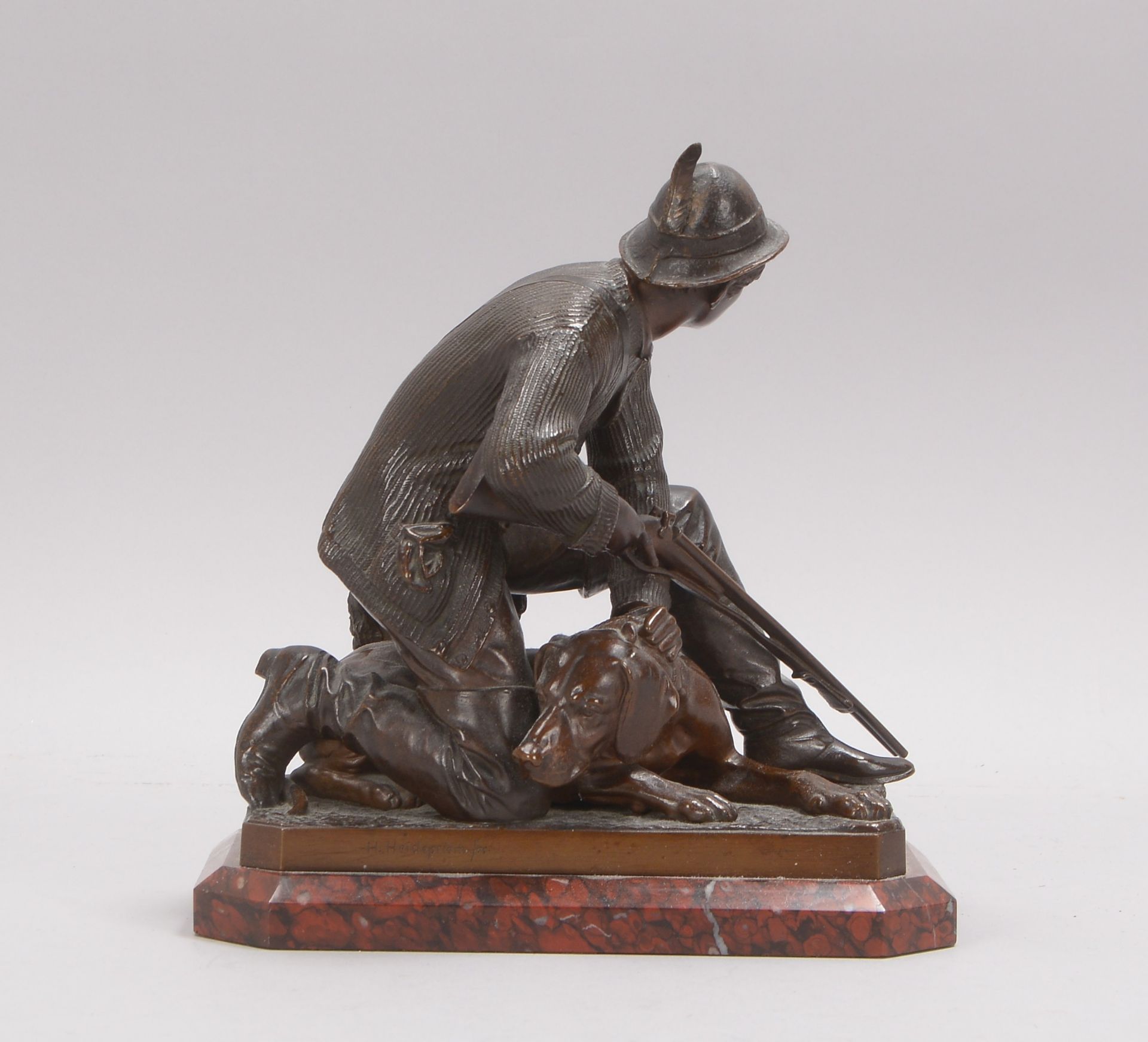 Heidepriem, Johann Hans (um 1900), Bronzeskulptur, 'Jäger mit Hund', Figur im Sockel signiert - Bild 3 aus 3