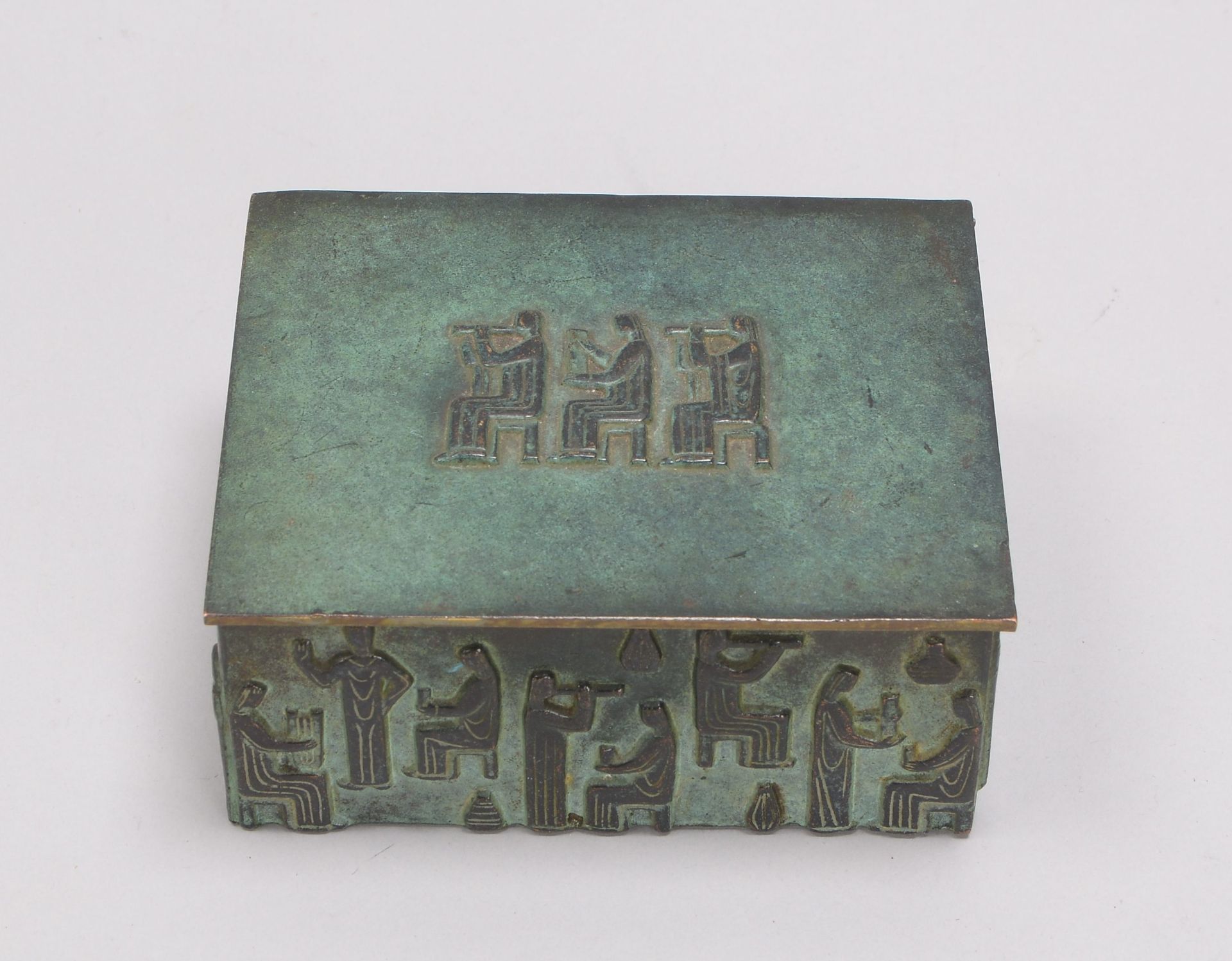 Zigarettendose, Bronze, mit fig&uuml;rlichem Reliefdekor (nach &auml;gyptischem Vorbild), mit Holzau - Image 2 of 2