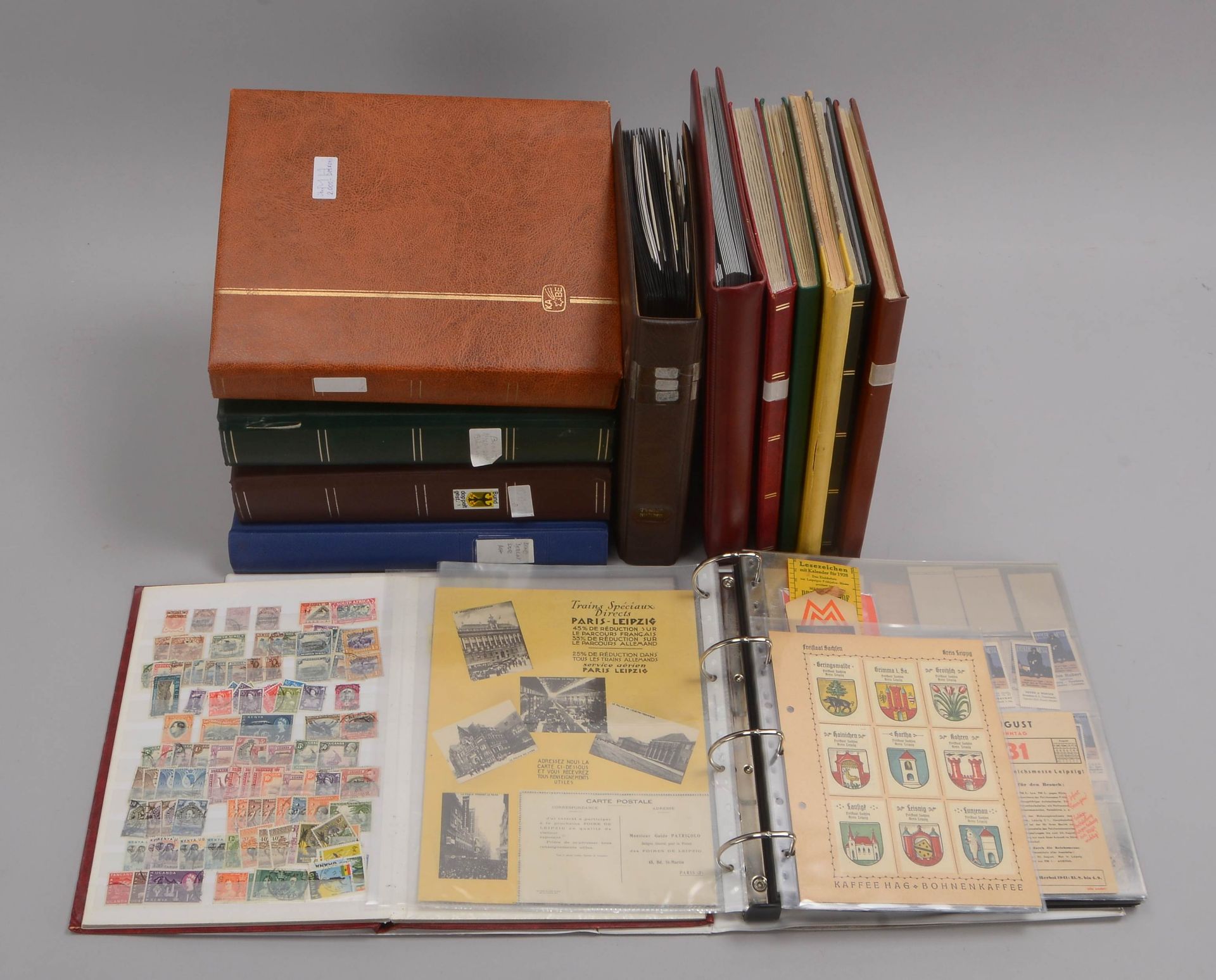 Briefmarken: eine Fülle von Markenheftchen und Sammlung 'BRD', neben Ersttagsblättern - Bild 2 aus 2