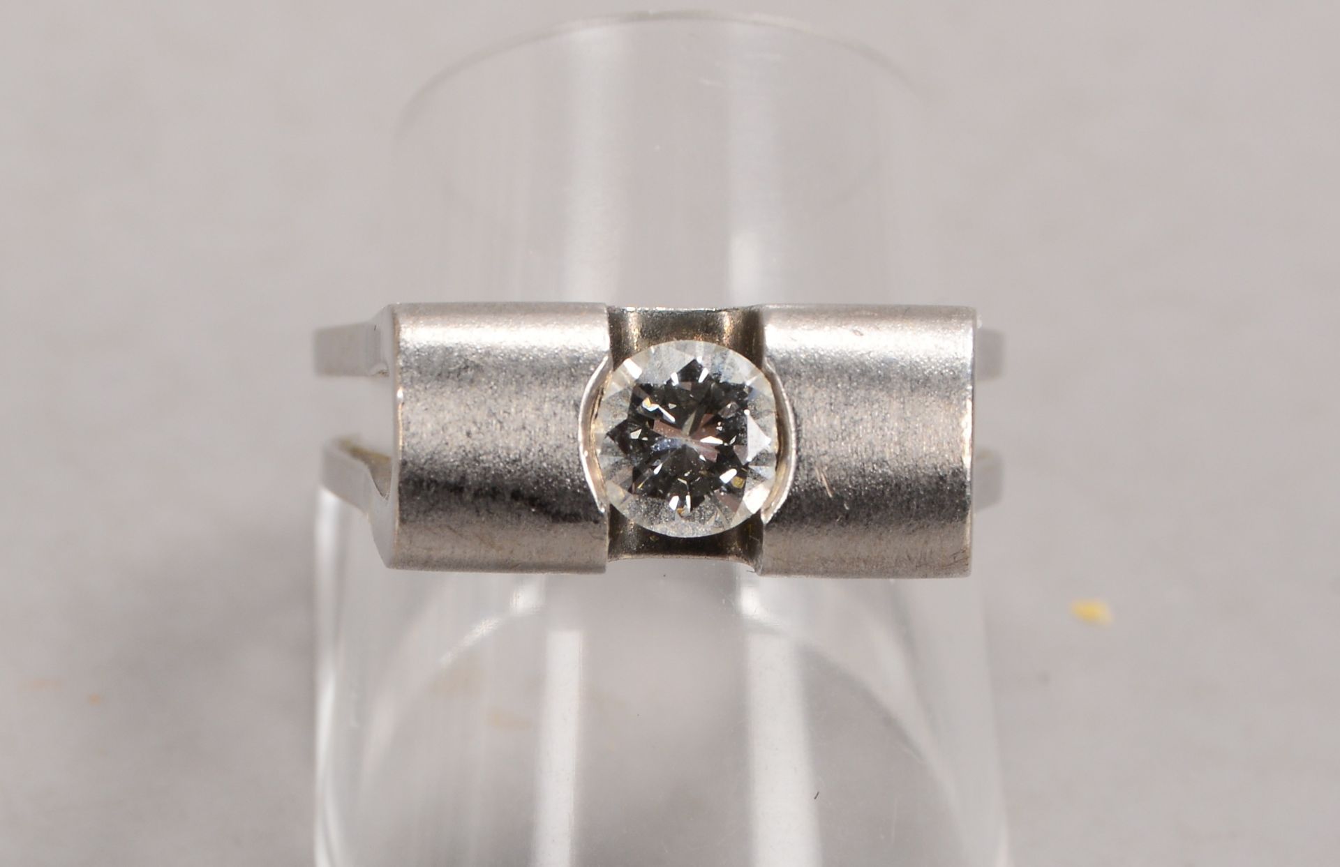 Solitärring, 750 WG gebürstet (gestempelt), besetzt mit einzelnem Brillant von ca. 0,60 ct, Weiß-Si - Bild 2 aus 2