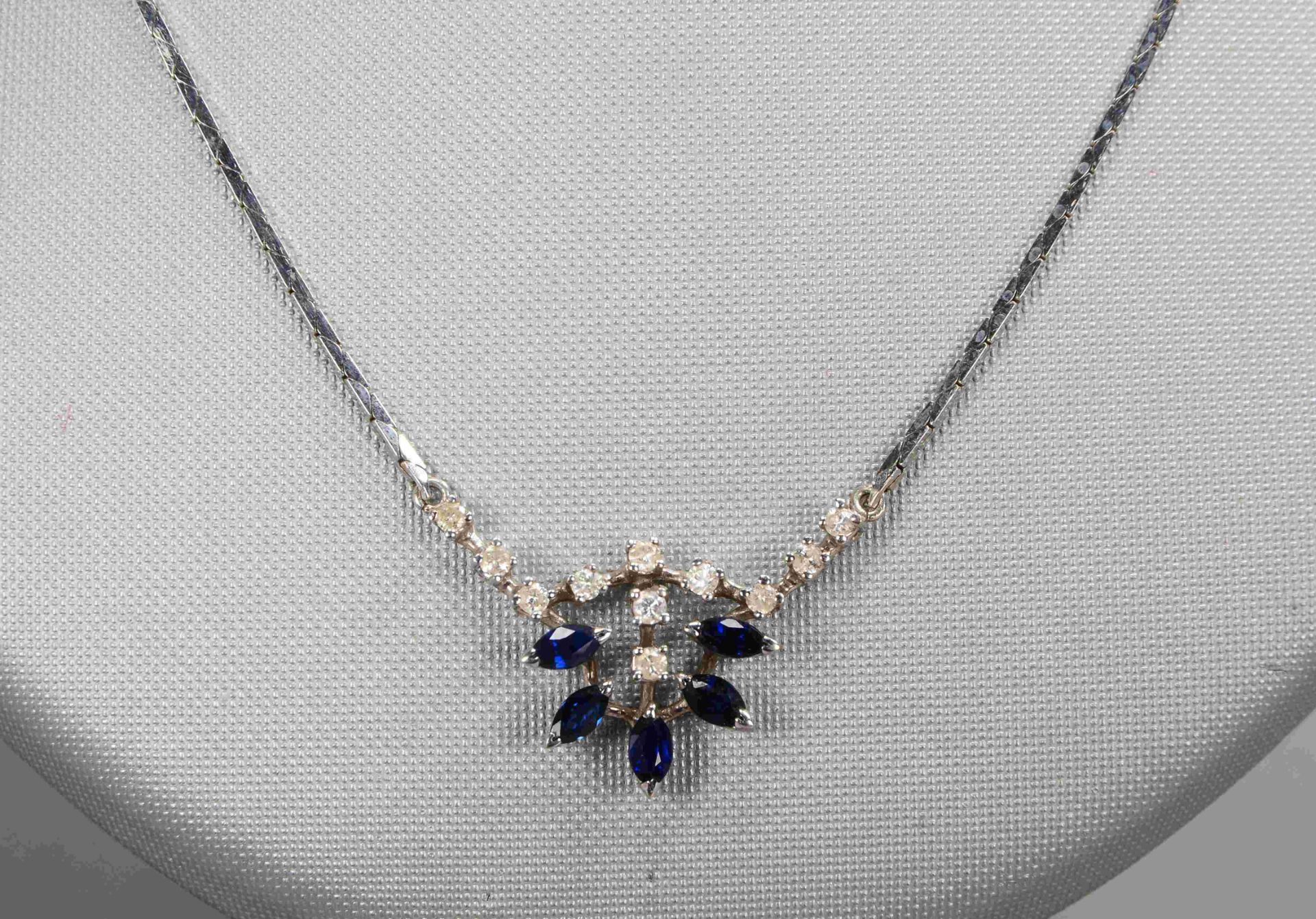 Collier, 585 WG (gestempelt), mit 11-fachem Brillantbesatz/zusammen ca. 0,40 ct, sowie 5x Saphiren - Bild 2 aus 2