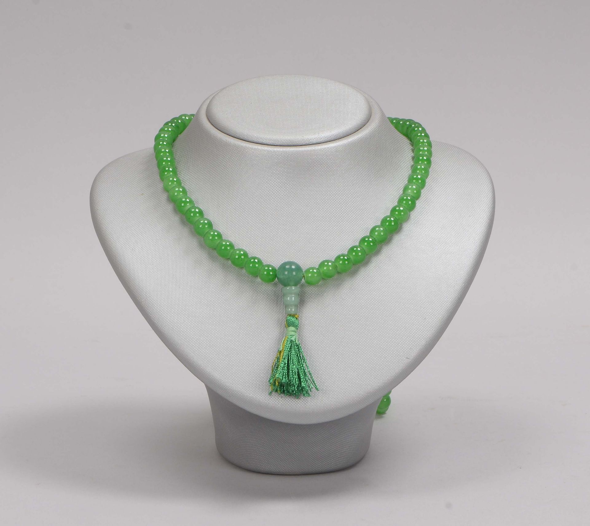 Gebetskette (China, 20. Jahrhundert), Jade, Endloskette aus 108 Perlen