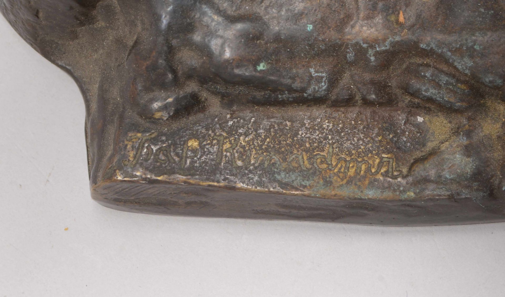 Bronzeskulptur, 'Ziegenhirte', Figur auf Natursockel, am Sockel (nicht eindeutig leserlich) signiert - Bild 4 aus 4