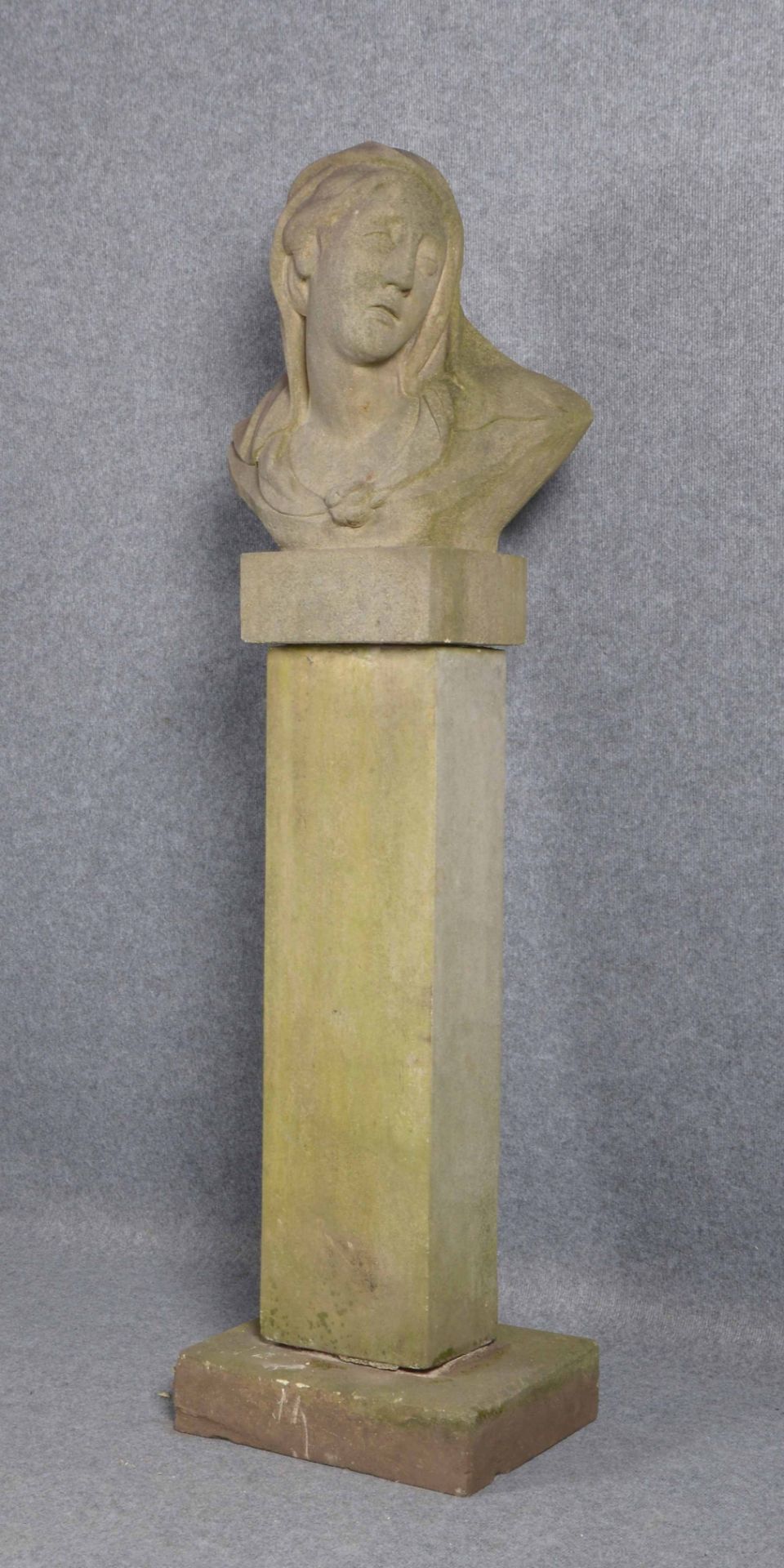 Gartenskulptur, &#039;Frauenb&uuml;ste&#039;, Sandstein, 3-teilig, in antikisierendem Stil, sehr sch - Image 2 of 2