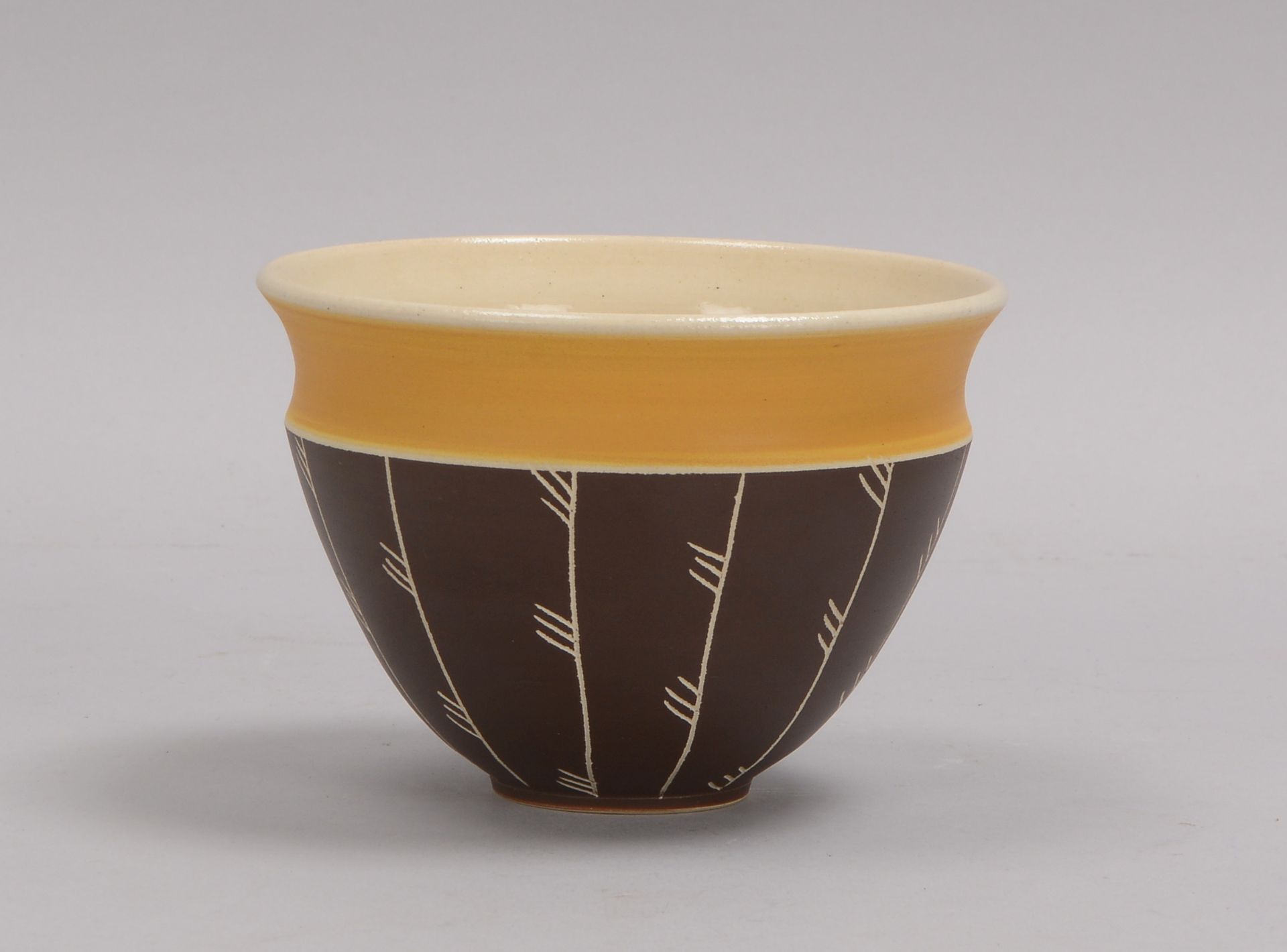K&uuml;nstler-Keramikvase, Bechervase, heller Scherben mit Glasur in Beige, Wandung polychromiert