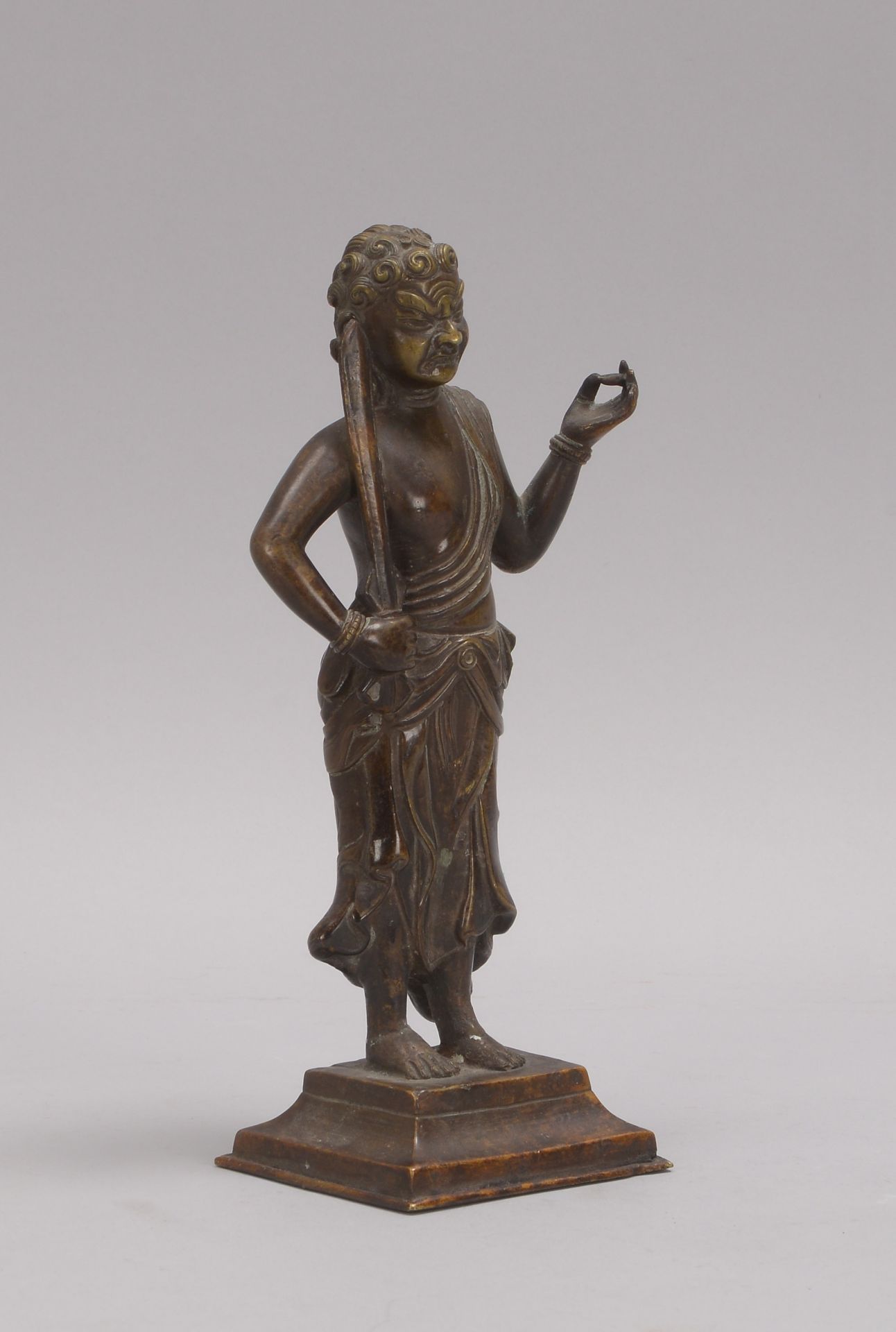 Bronzefigur (China), alt, &#039;Krieger-/W&auml;chterdarstellung&#039;, Figur auf Sockel mit konkave - Image 2 of 2