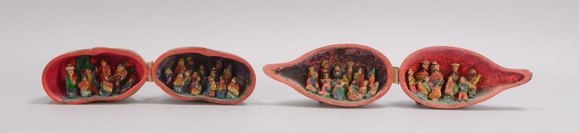 2 Kalebassen-Kürbisse (wohl südamerikanische Volkskunst), innen mit plastischem Figurenbesatz