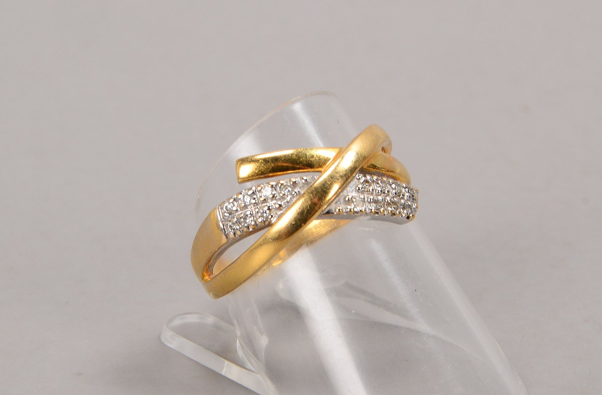 Ring, 750 GG (gestempelt), mit 15-fachem Diamantbesatz/zusammen 0,10 ct; RG 57, Gewicht 3,70 g