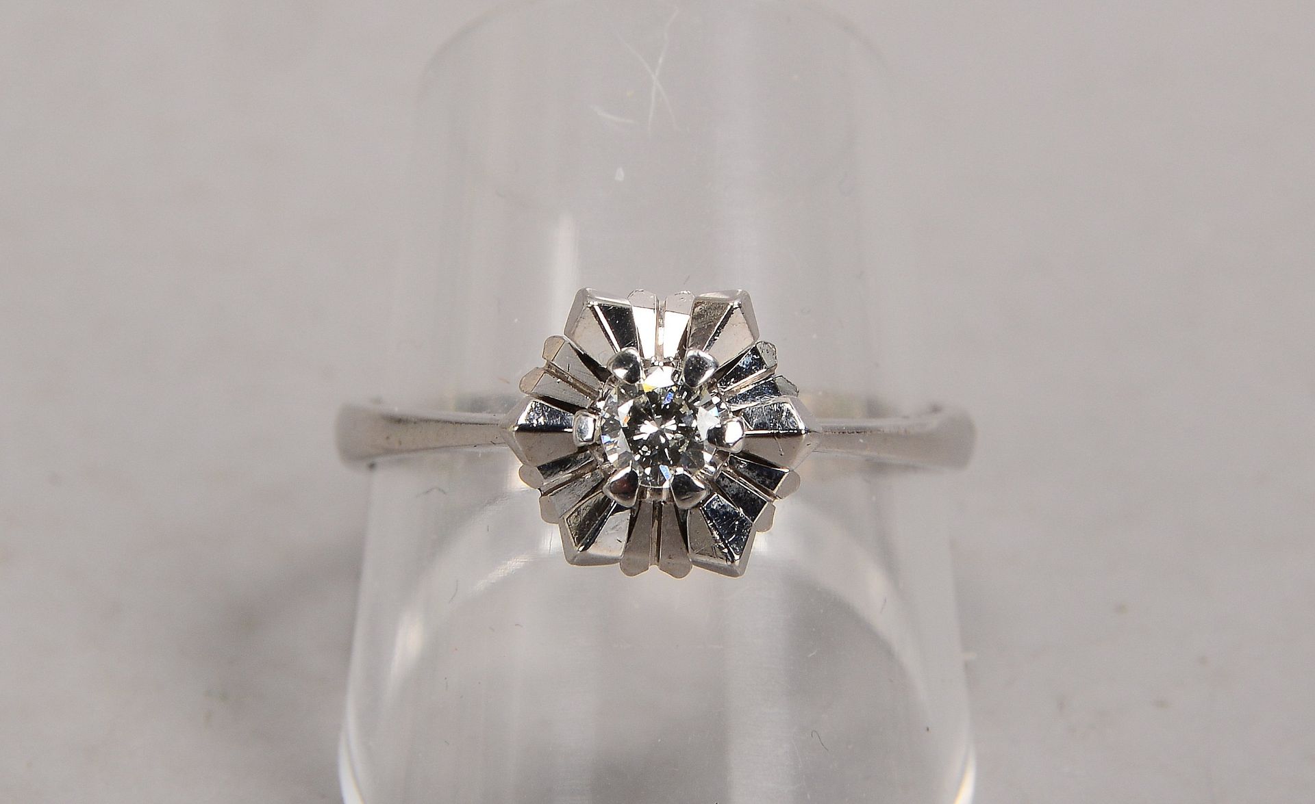 Ring, 750 WG (gestempelt), besetzt mit einzelnem kleinem Brillant von ca. 0,20 ct; RG 60 - Bild 2 aus 2