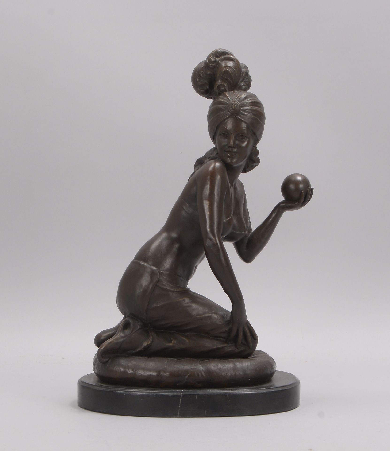 Bronzeskulptur (nach Rubin), 'Kniende in lasziver Pose' - mit Kugel in der Hand dargestellt