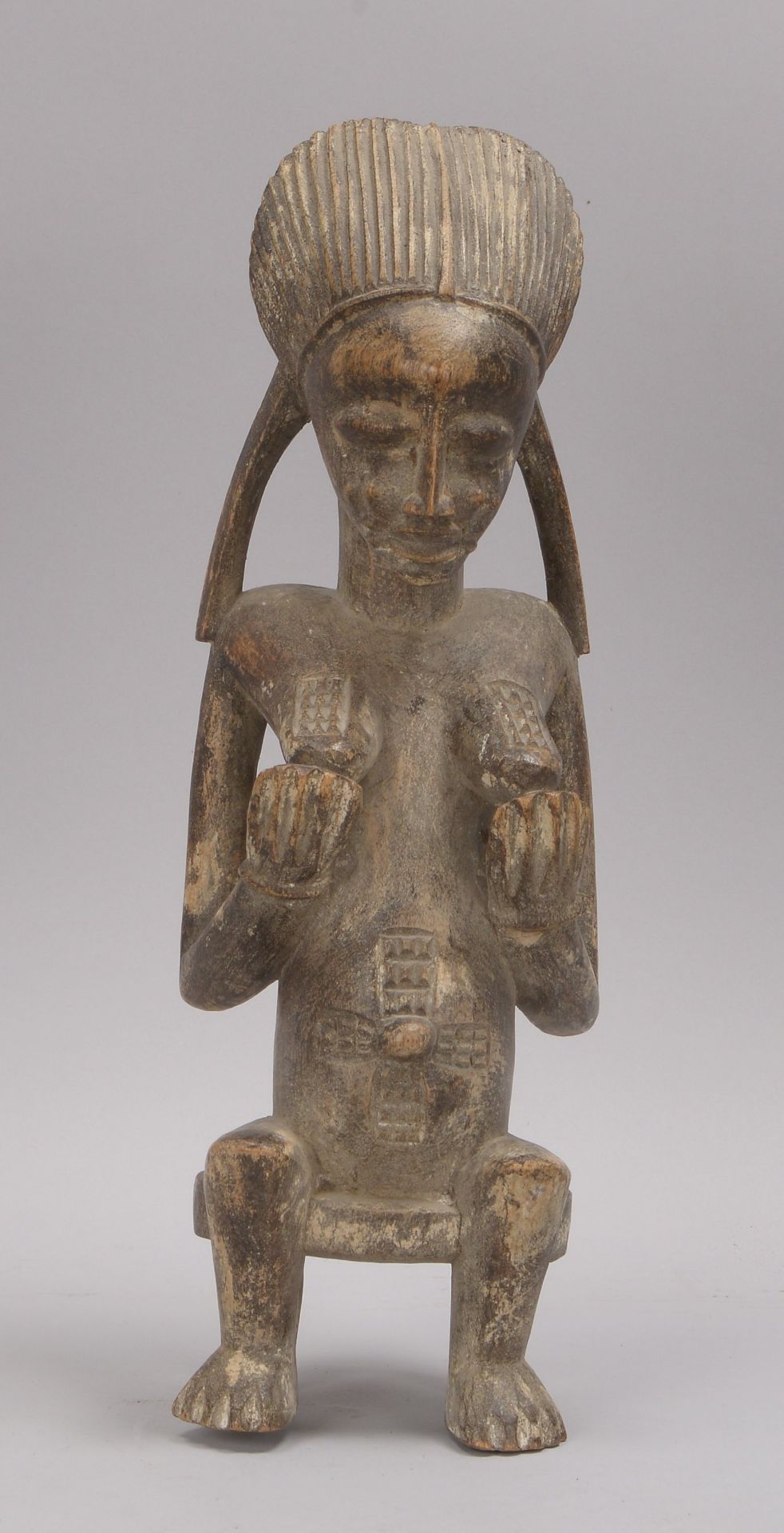 Holzfigur (wohl Kamerun/Afrika), 'Sitzende' (mit vor der Brust gehaltenen Händen dargestellt)