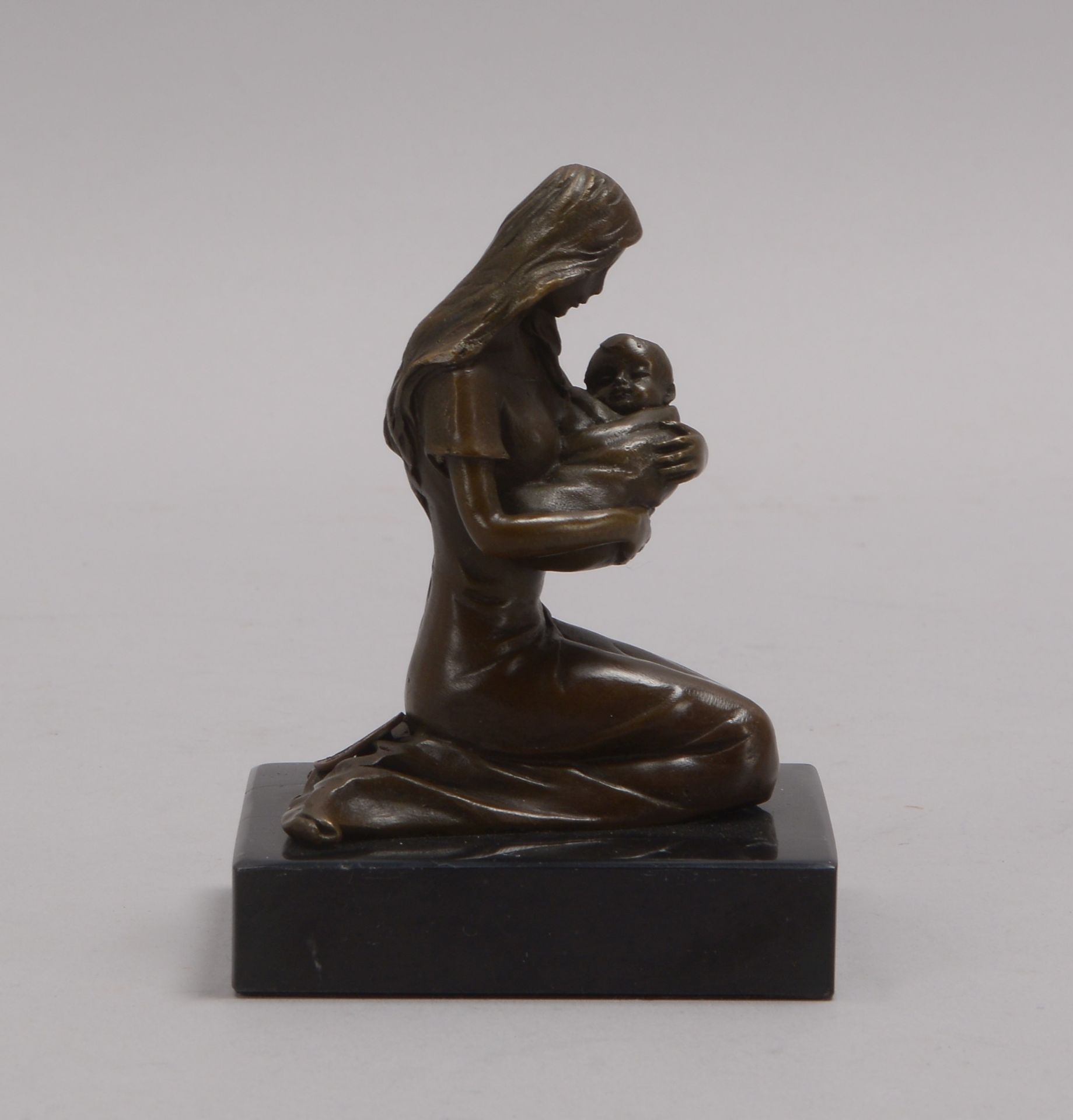 Bronzeskulptur, &#039;Mutter mit Kind&#039;, signiert &#039;Milo&#039;, Figur auf Marmorplinthe; H&o - Image 2 of 3