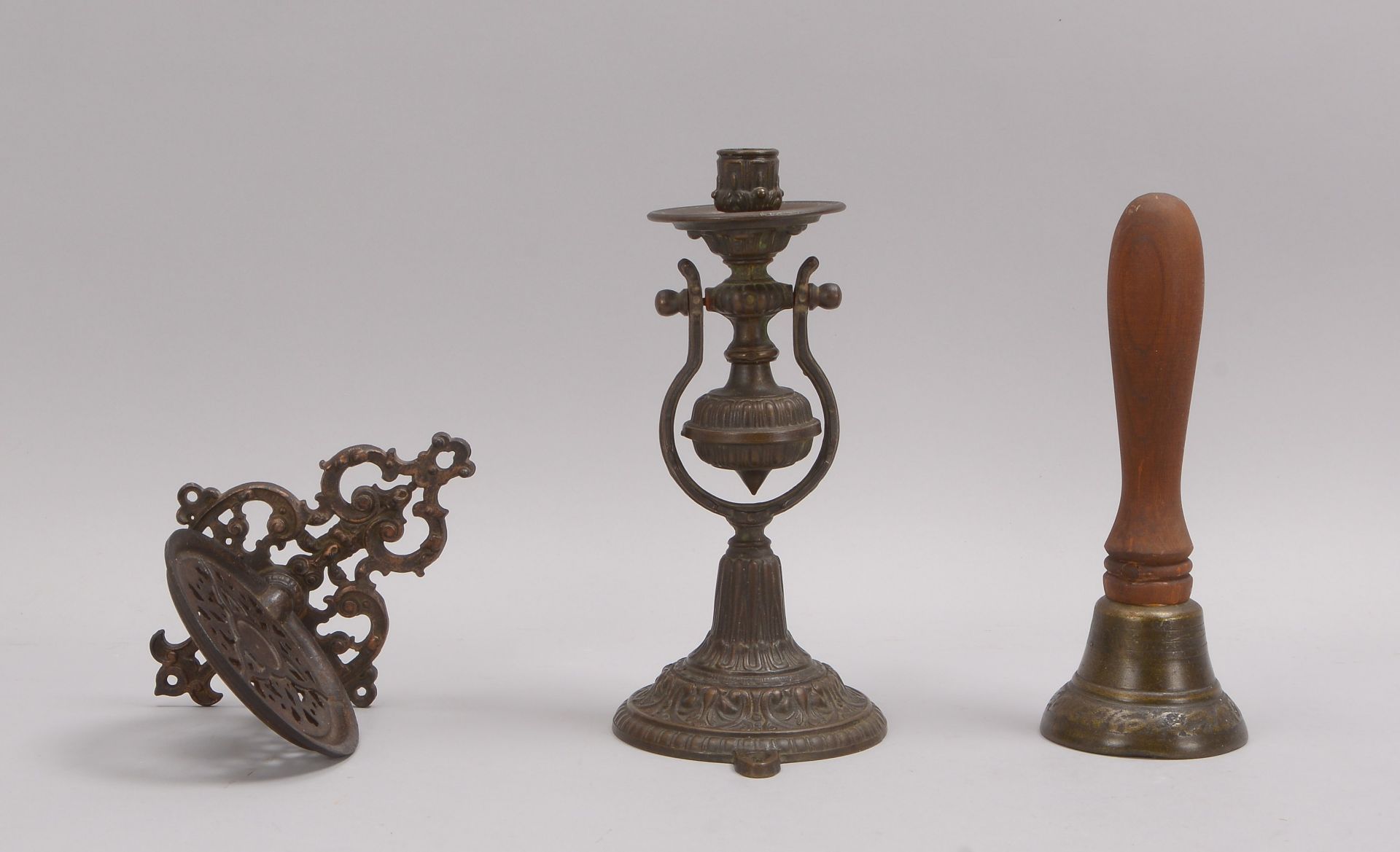 Kleines Sammler-Konvolut, Bronze/Eisen, 3 Teile: 1 Wand-Kerzenleuchter, 1 Wandablage, 1 Handglocke