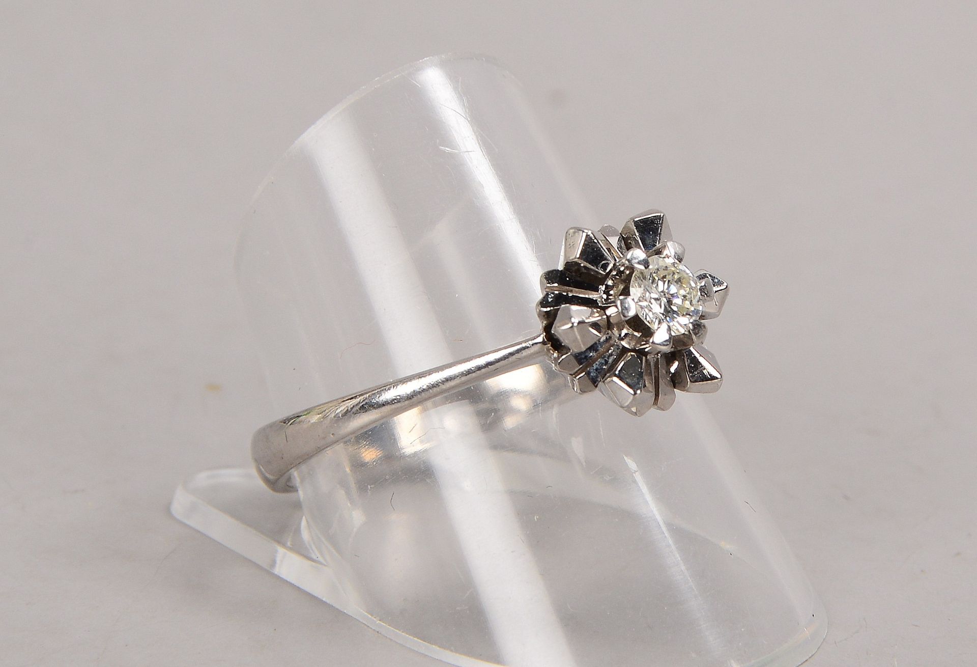 Ring, 750 WG (gestempelt), besetzt mit einzelnem kleinem Brillant von ca. 0,20 ct; RG 60
