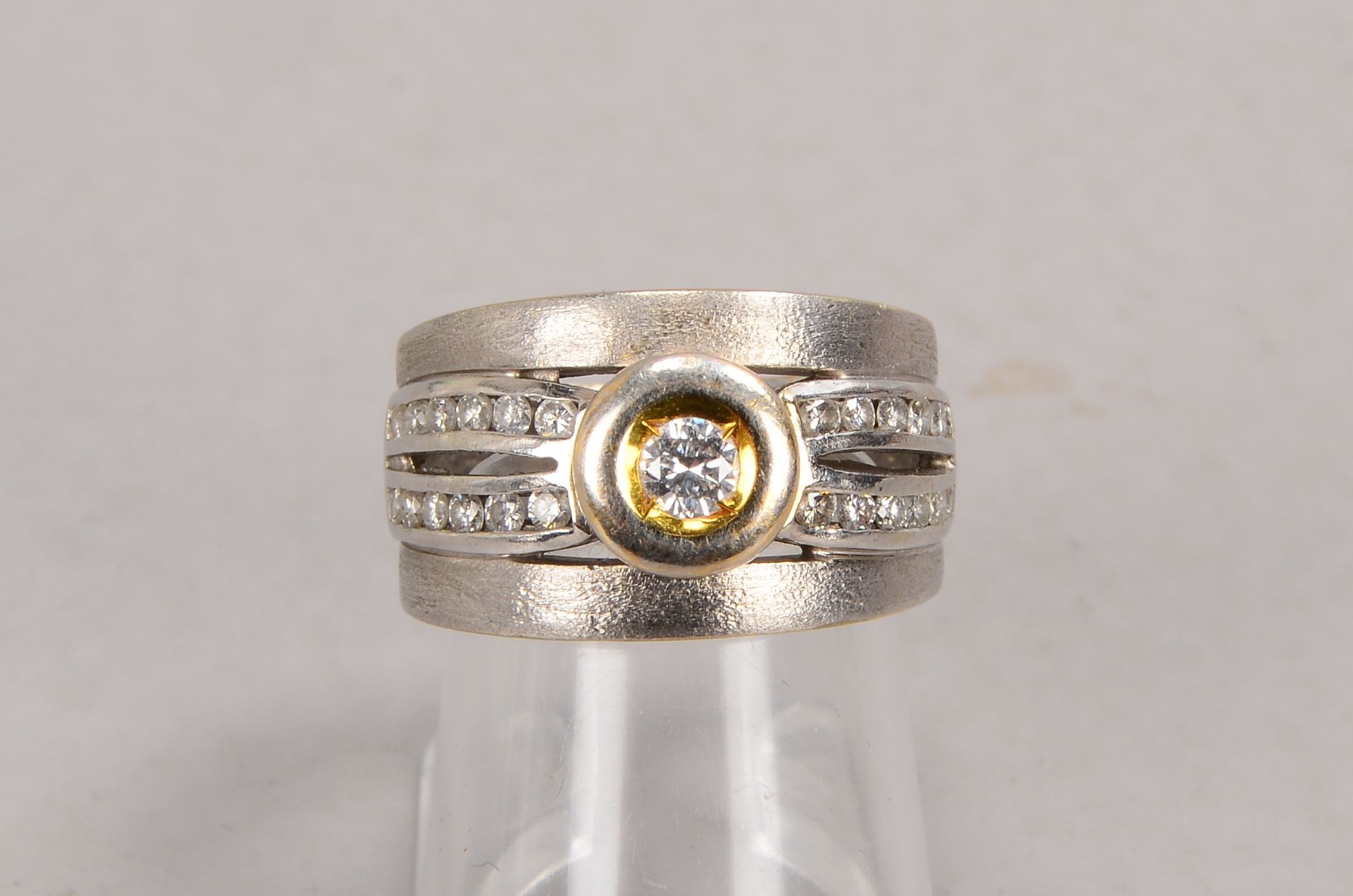 Ring, 585 WG/GG (gestempelt), mit 25-fachem Brillantbesatz/zusammen ca. 0,55 ct; RG 53, Gewicht 10 g