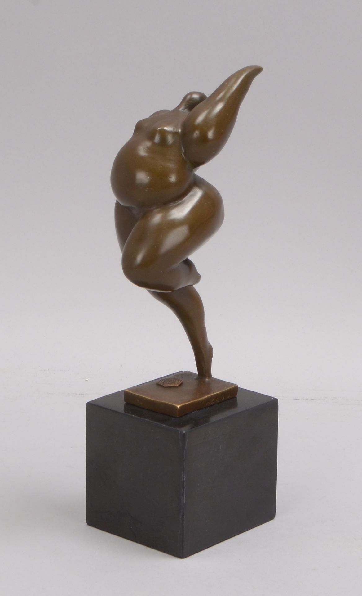 Bronzeskulptur (nach Milo), 'Balancierende Tänzerin', signiert, Figur auf Marmorsockel; Höhe 27 cm