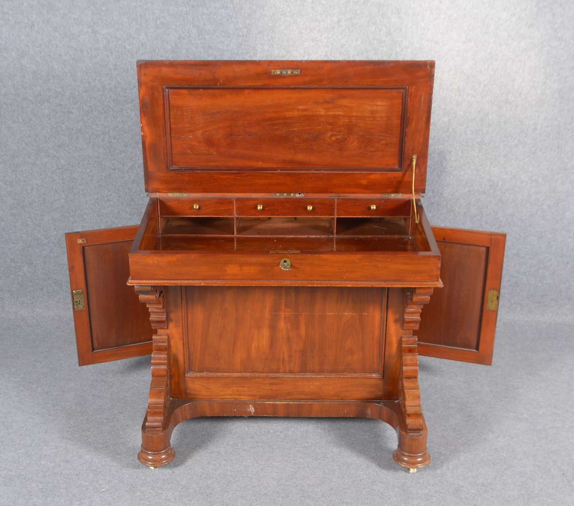 Schreibtisch/Pult, Mahagoni massiv, seitlich 2-t&uuml;riger Korpus, mit aufklappbarer Schreibklappe - Image 4 of 5