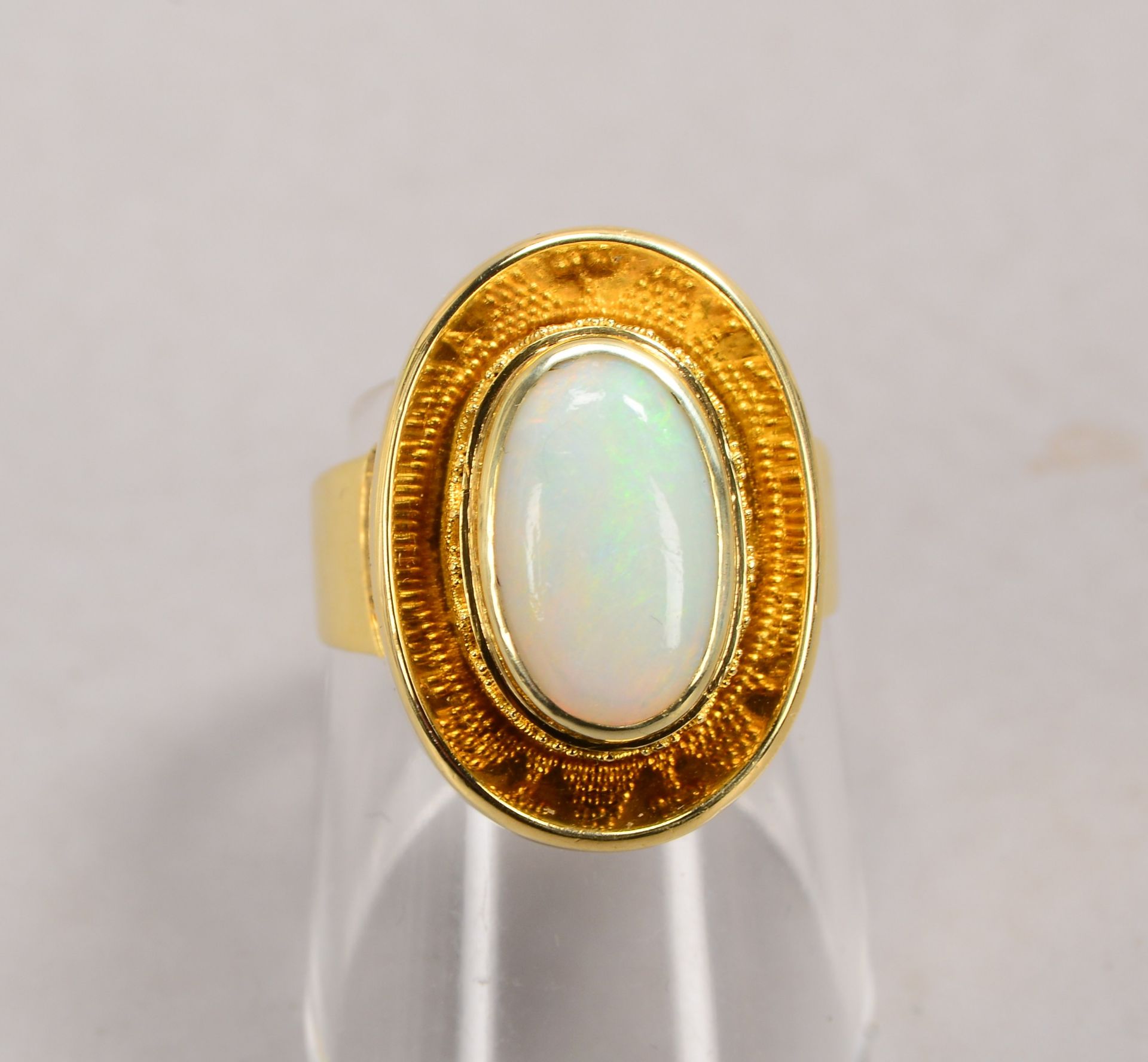 Ring, 585 GG (gestempelt), mit Opalbesatz, Stein im Cabochonschliff, Maße Ringkopf 15 x 21 mm; RG 56 - Bild 2 aus 2
