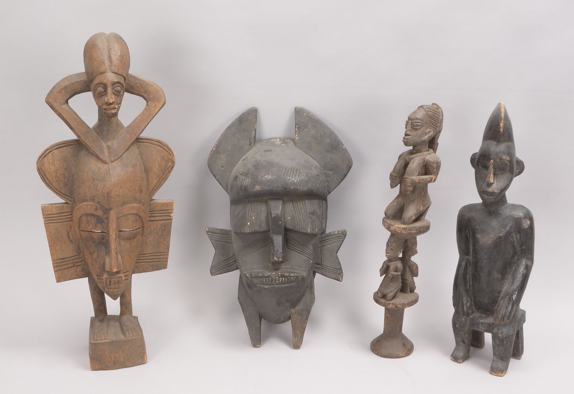 Konvolut Holzschnitzereien (Afrika), Figuren und Masken, unterschiedliche Ausführungen, 4 Stück