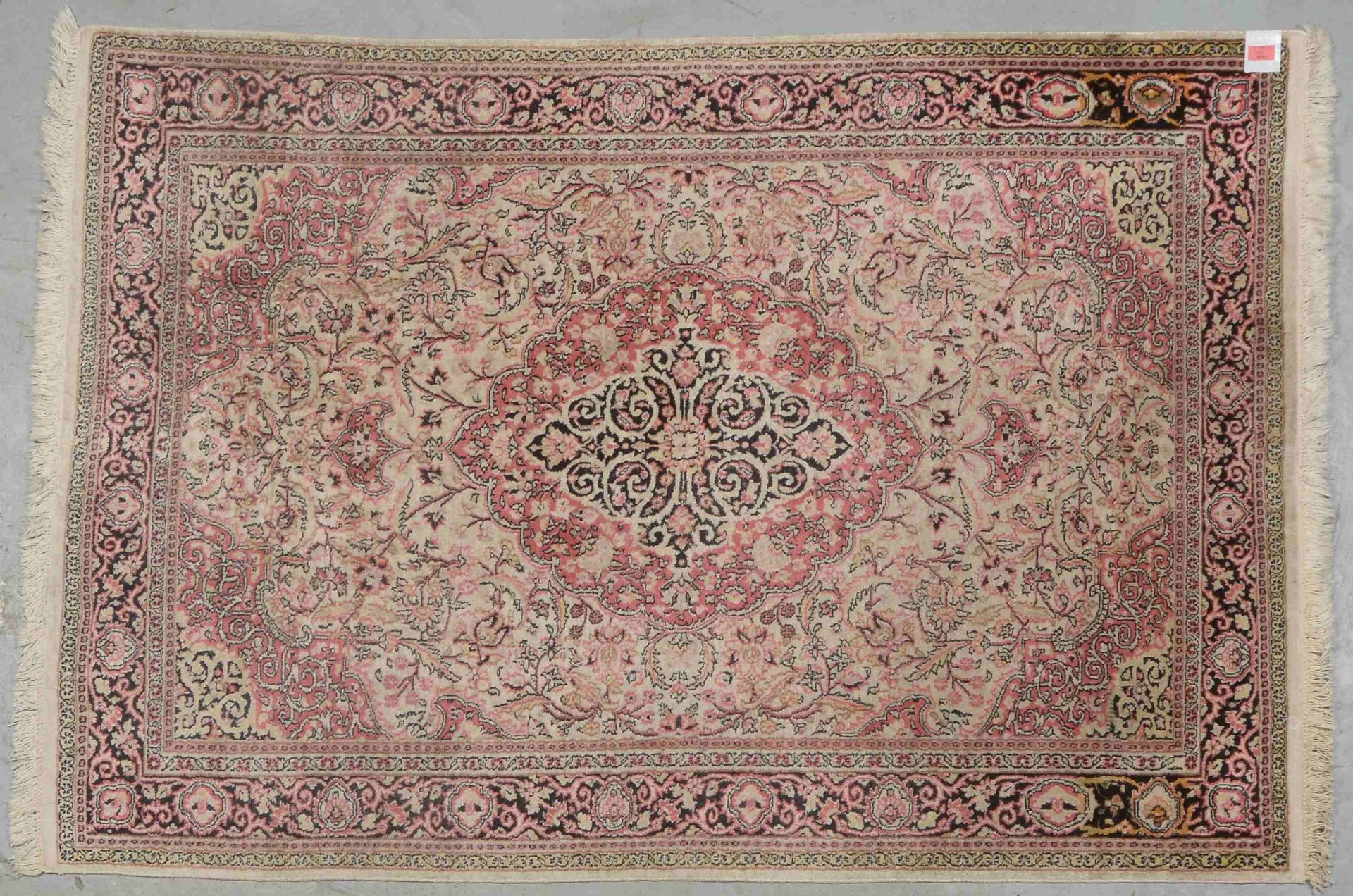 Kaschmir-Seidenteppich, mittelfeine Kn&uuml;pfung, Flor in insgesamt gutem Zustand; Ma&szlig;e 178 x