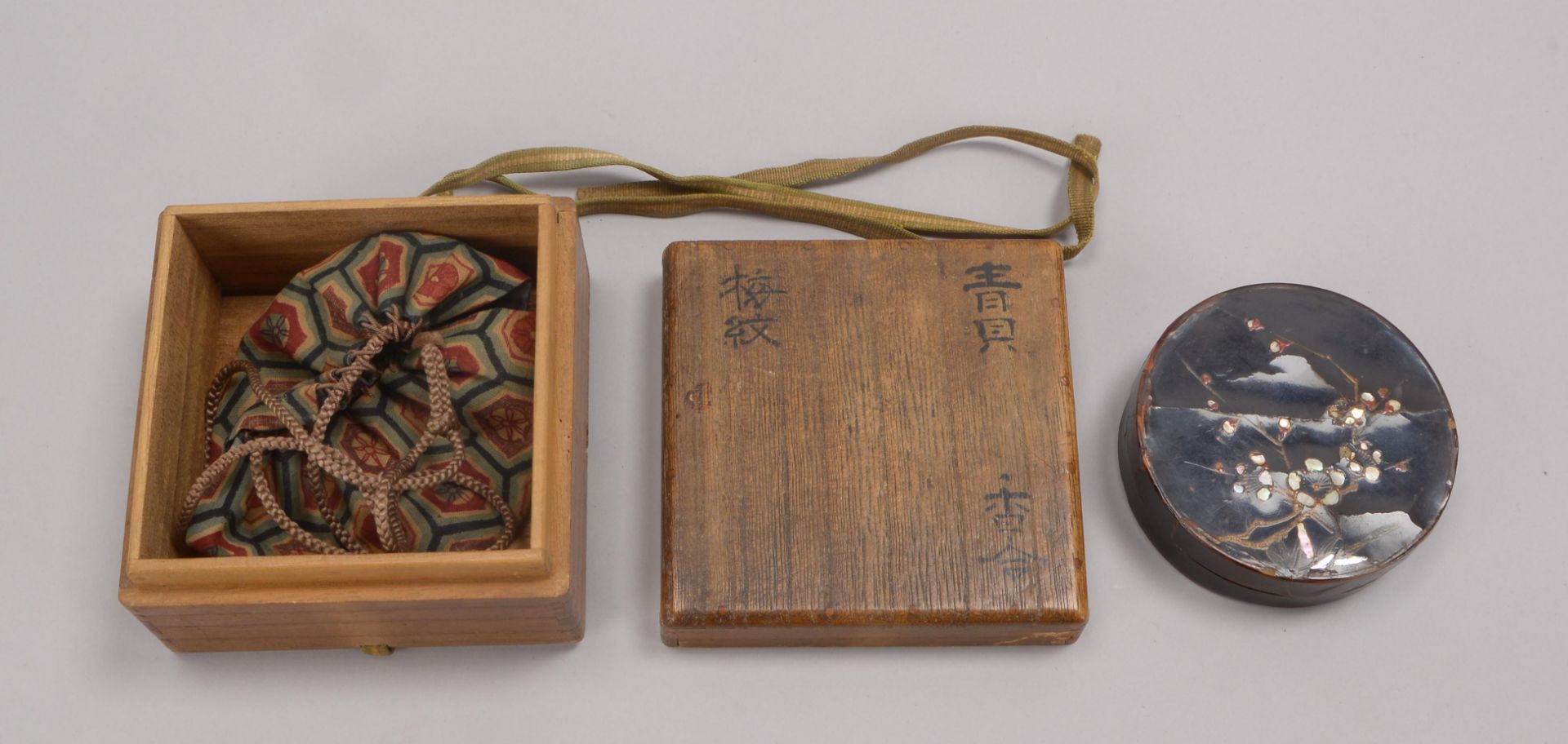 Lackdose/Kogo (Japan, wohl 17./18. Jahrhundert), runde Form, Dose mit Braunlack und Perlmutt-Einlage - Image 3 of 3