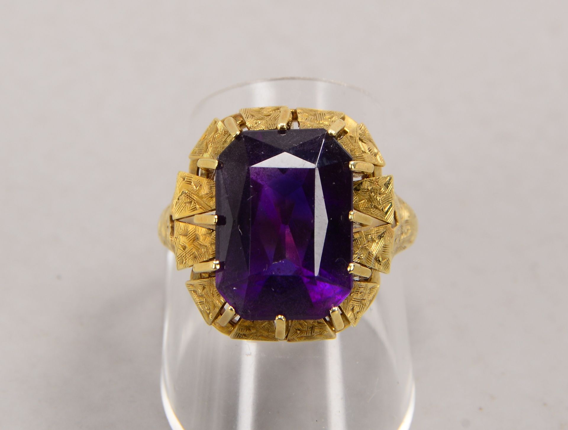 Ring, 585 GG (gestempelt), besetzt mit einzelnem Amethyst/Maße 10,5 x 14,5 mm, im Scherenschliff - Bild 2 aus 2