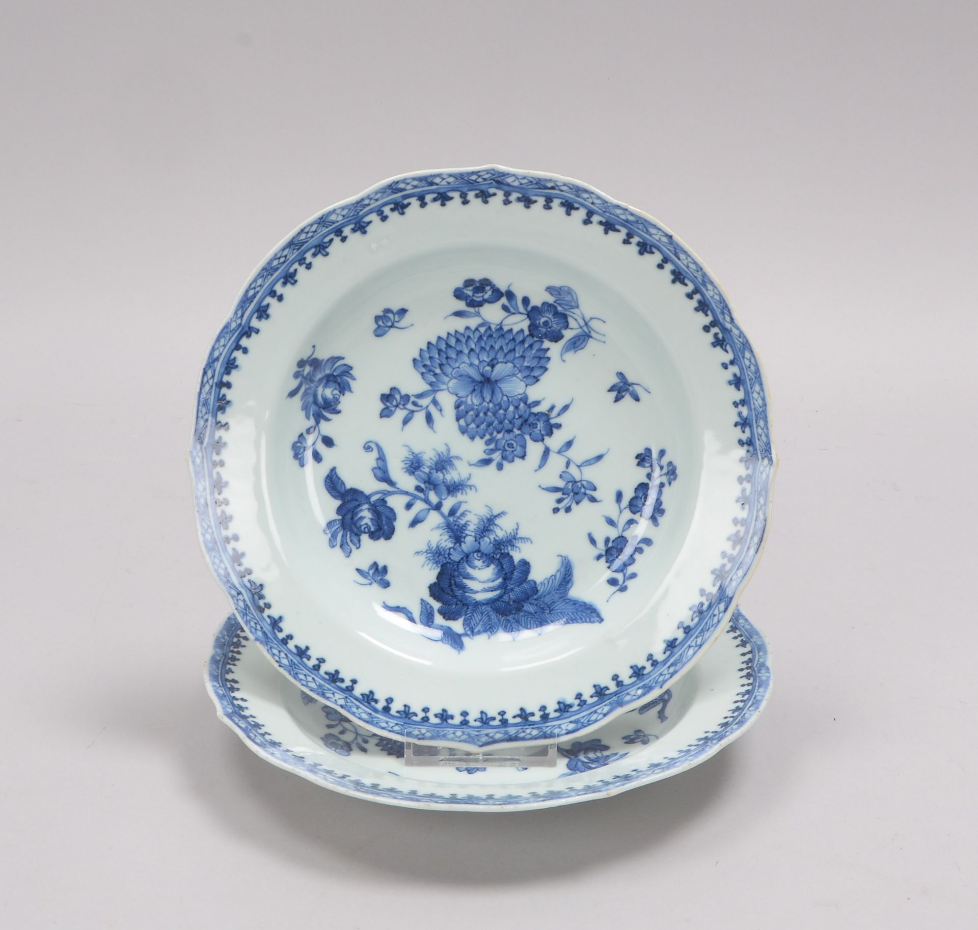 Paar Porzellanteller (China, wohl 18. Jahrhundert), mit Unterglasurdekor in Blau (Blumenmotive)