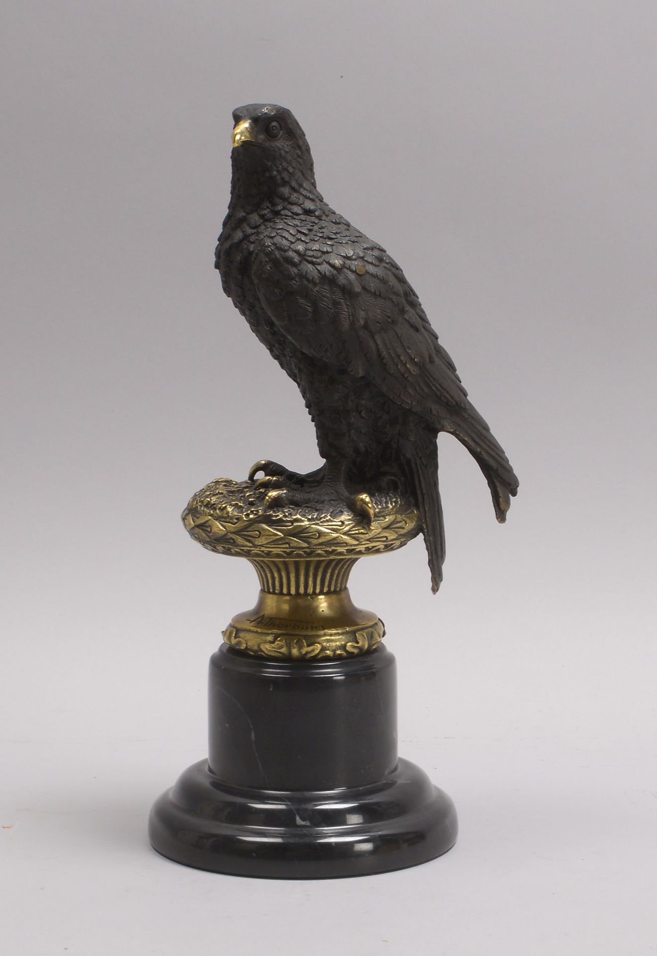 Bronzeskulptur, 'Adler auf Horst', Bronze partiell poliert, signiert 'A. Thorburn', auf Marmorsockel - Bild 2 aus 3