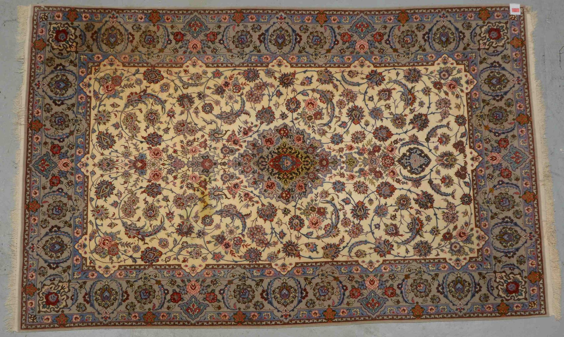 Isfahan, feine Knüpfung, Schurwolle auf Seide, dichter Flor - in gutem Zustand; Maße 248 x 158 cm