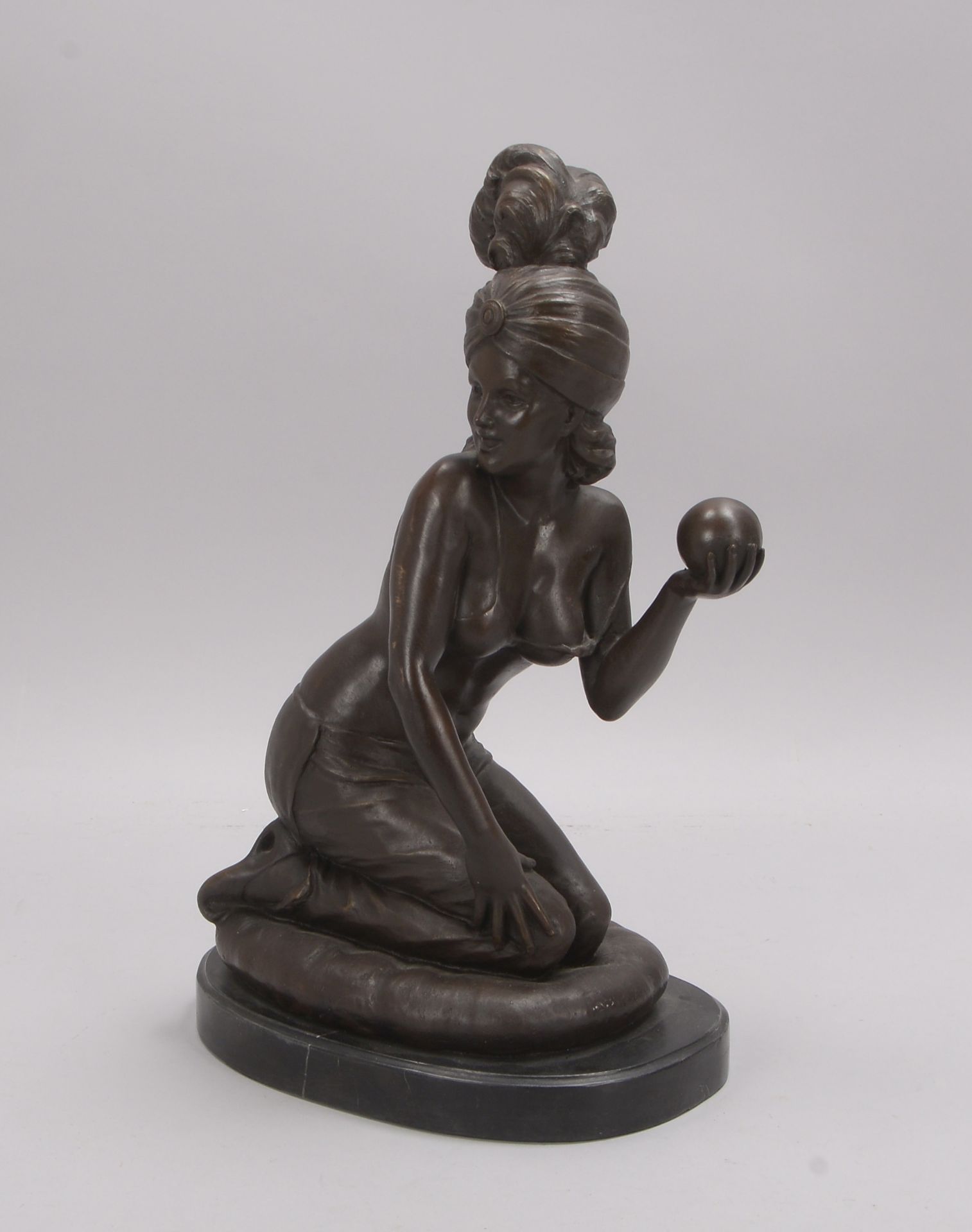 Bronzeskulptur (nach Rubin), 'Kniende in lasziver Pose' - mit Kugel in der Hand dargestellt - Bild 2 aus 2