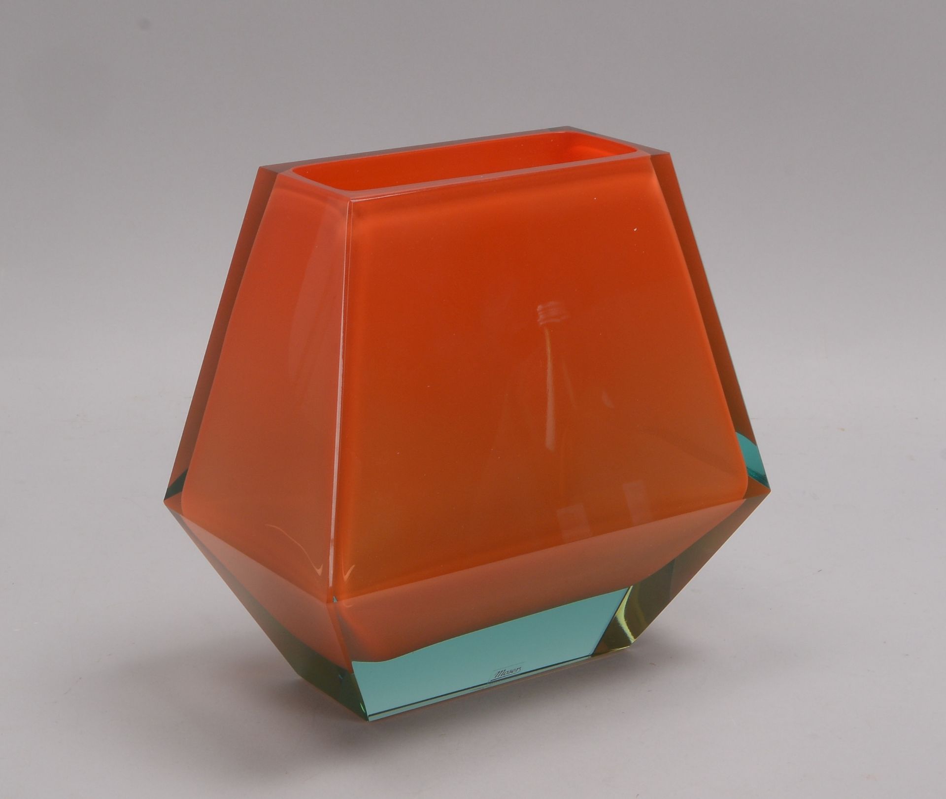 Moser, Designer-Glasvase, &#039;City&#039;, 4-seitig geschnitten, orangefarbenes Glas mit Unterfang, - Image 2 of 2