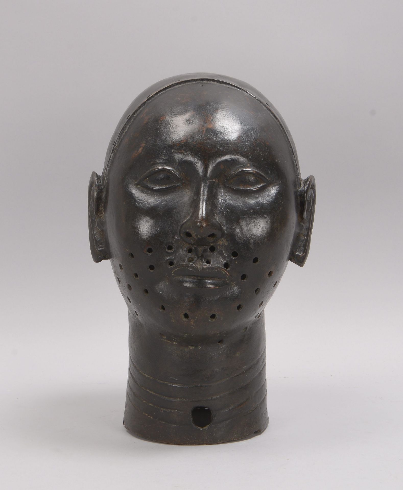 Bronze-Kopf (Benin, wohl 19. Jahrhundert), markante Ausführung, partiell mit Perforationen abgesetzt
