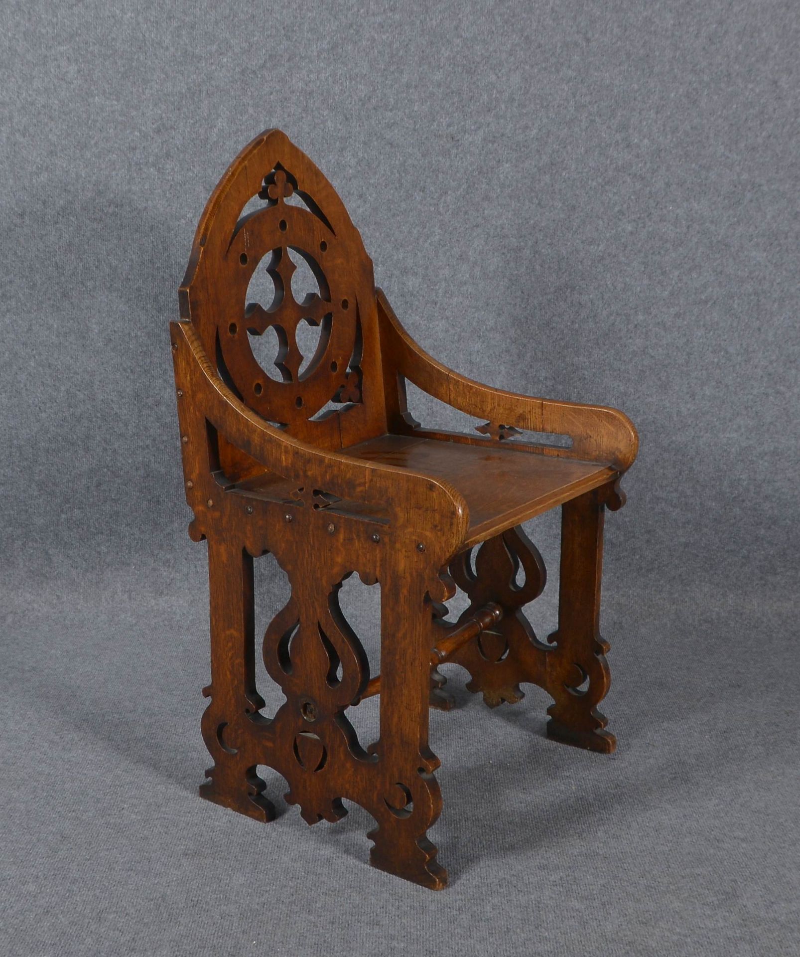 Armlehnstuhl, antik (wohl England - im gotischen Stil), Eiche, R&uuml;ckenlehne/Seitenwangen durchbr - Image 2 of 2