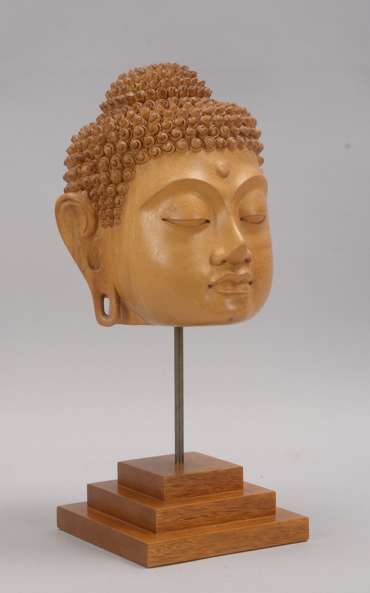 Bambusskulptur (Bali), &#039;Buddha-Kopf&#039;, auf Holzsockel schwebend montiert; H&ouml;he 40,5 cm - Image 2 of 2