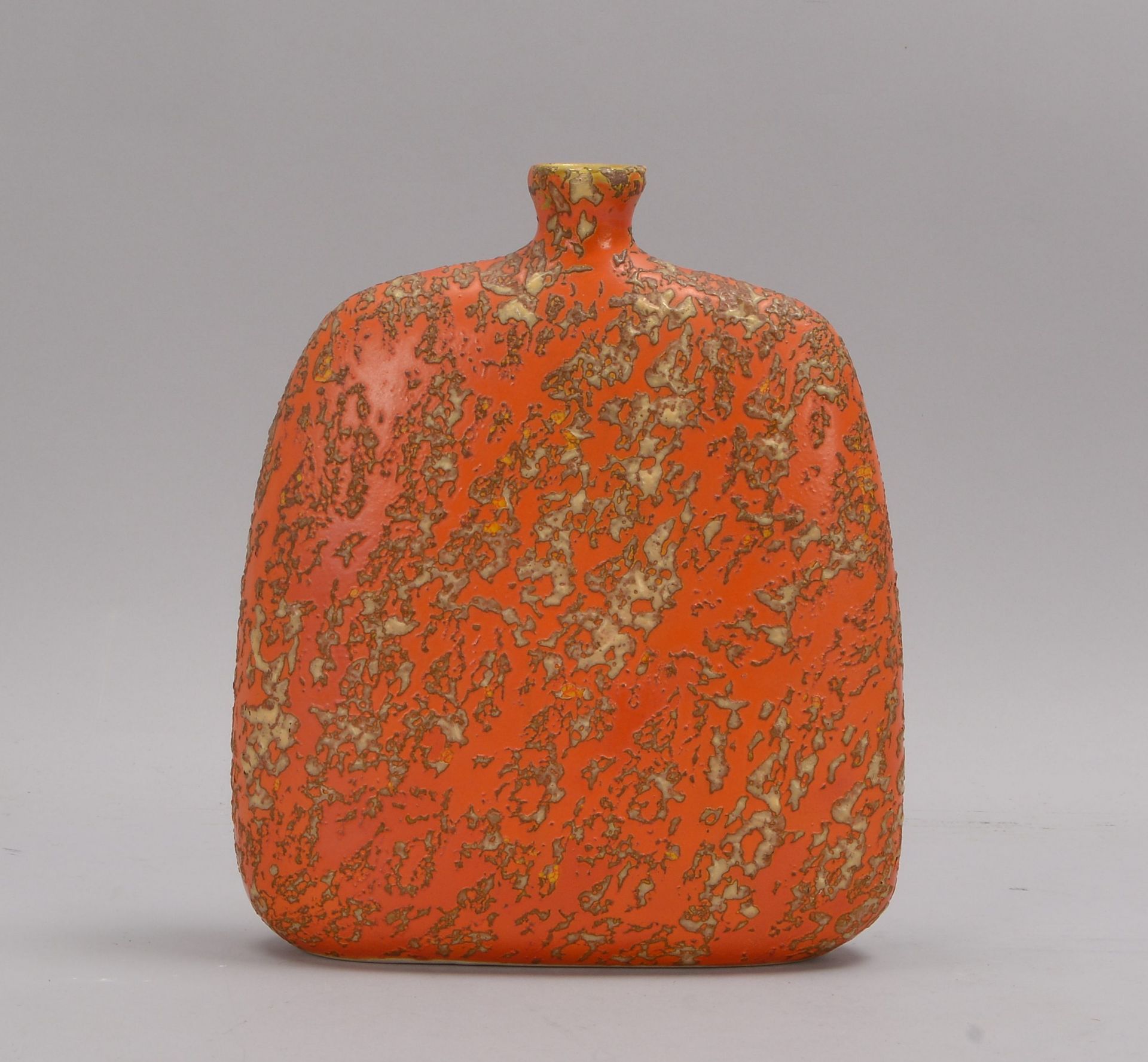 Vase (Japan), Keramik, leicht konischer flacher Korpus mit kurzem Hals, orangefarbene Glasur